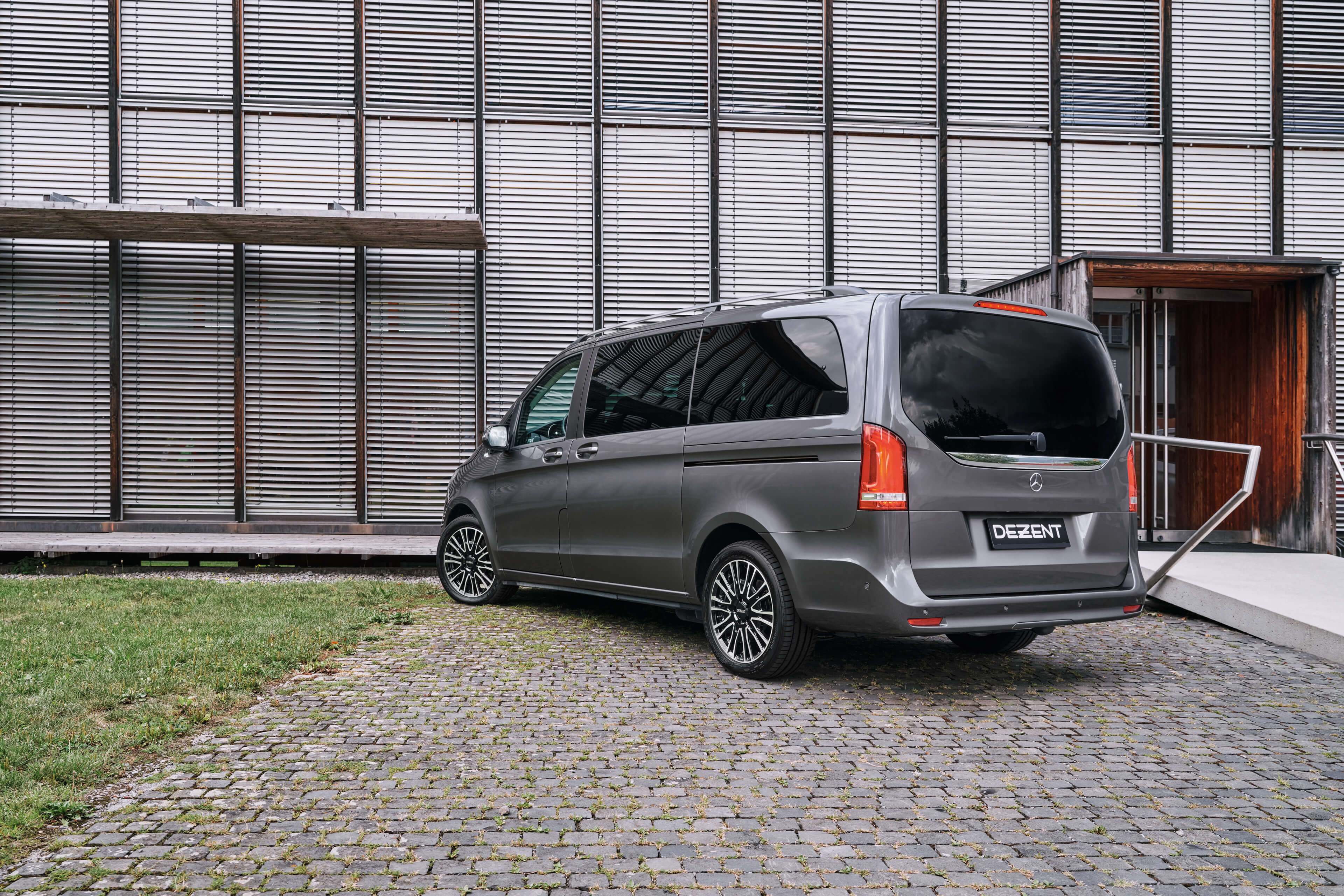 DEZENT KE dark Mercedes V rear