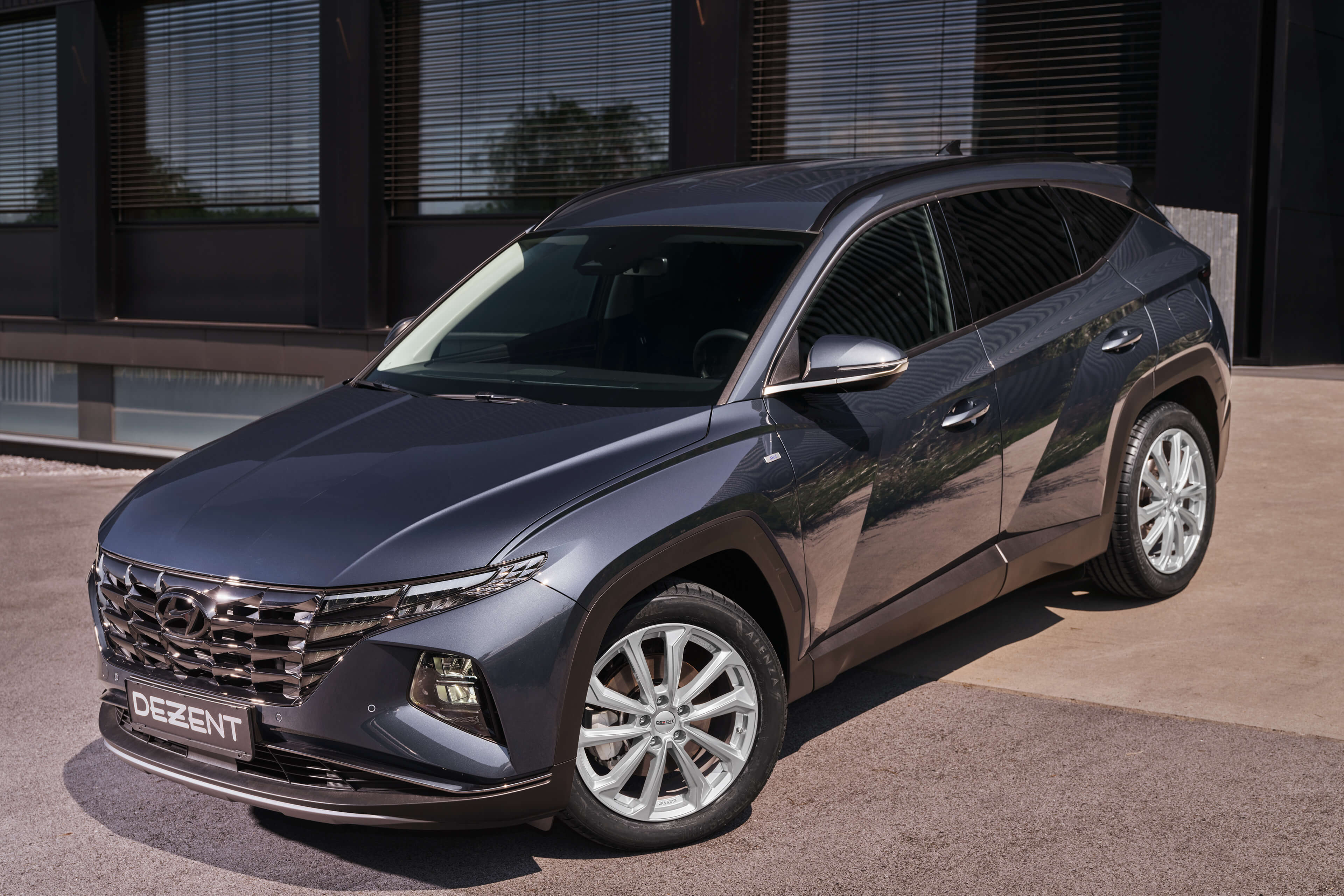 DEZENT KS silver Hyundai Tucson Front