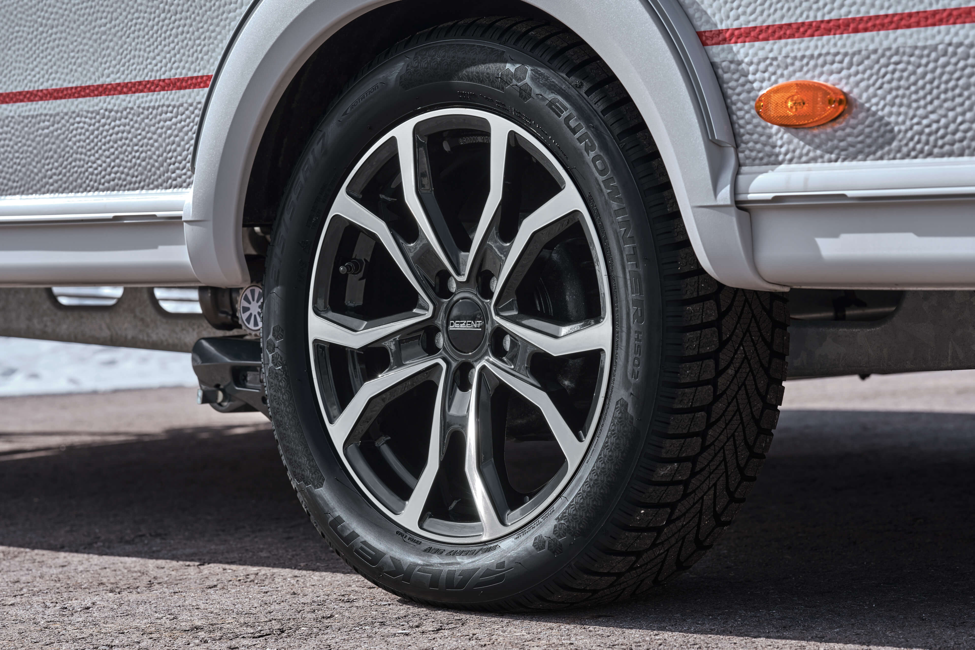 DEZENT TV-Trailer dark Caravan detail