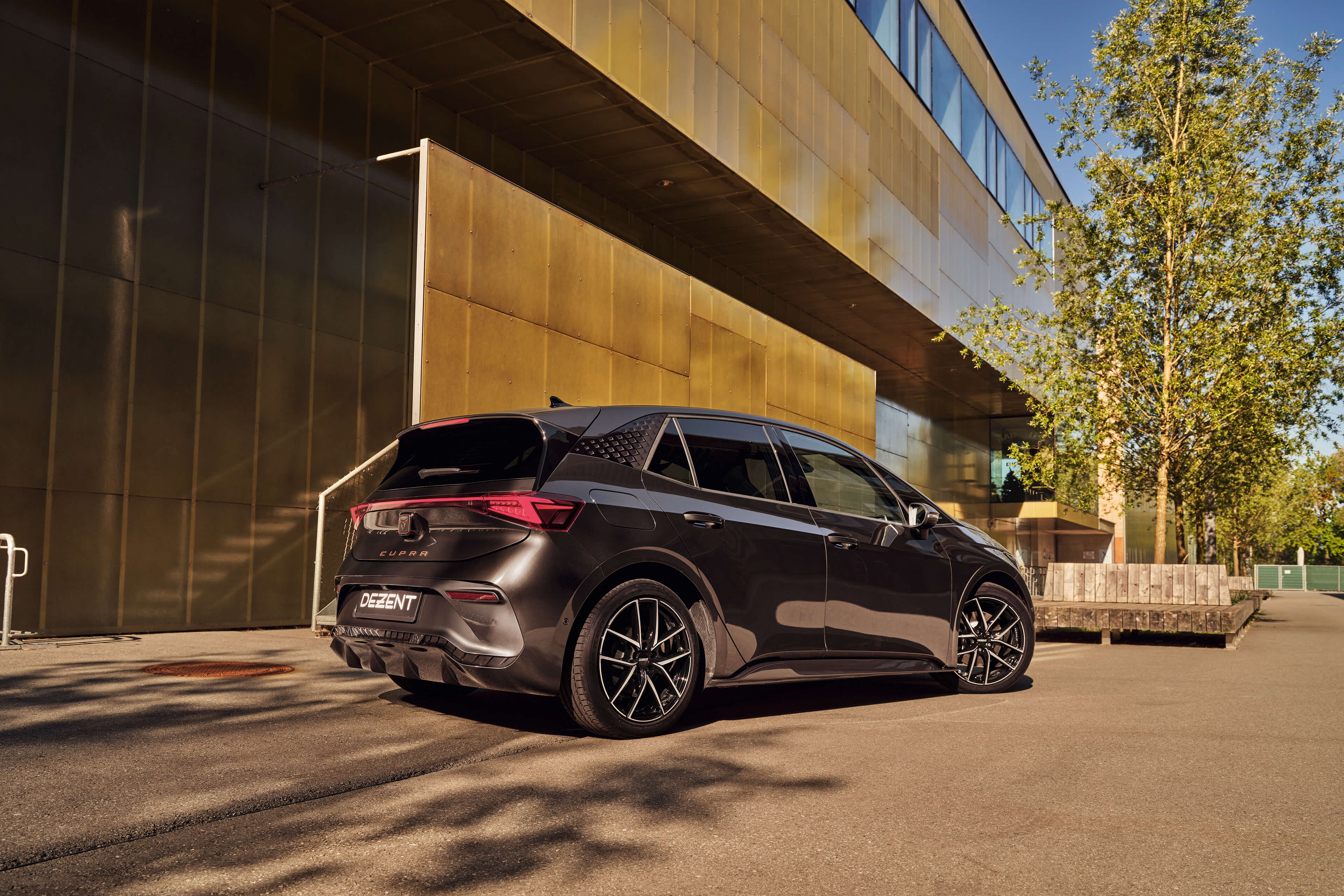 DEZENT TO dark Cupra Born Heck