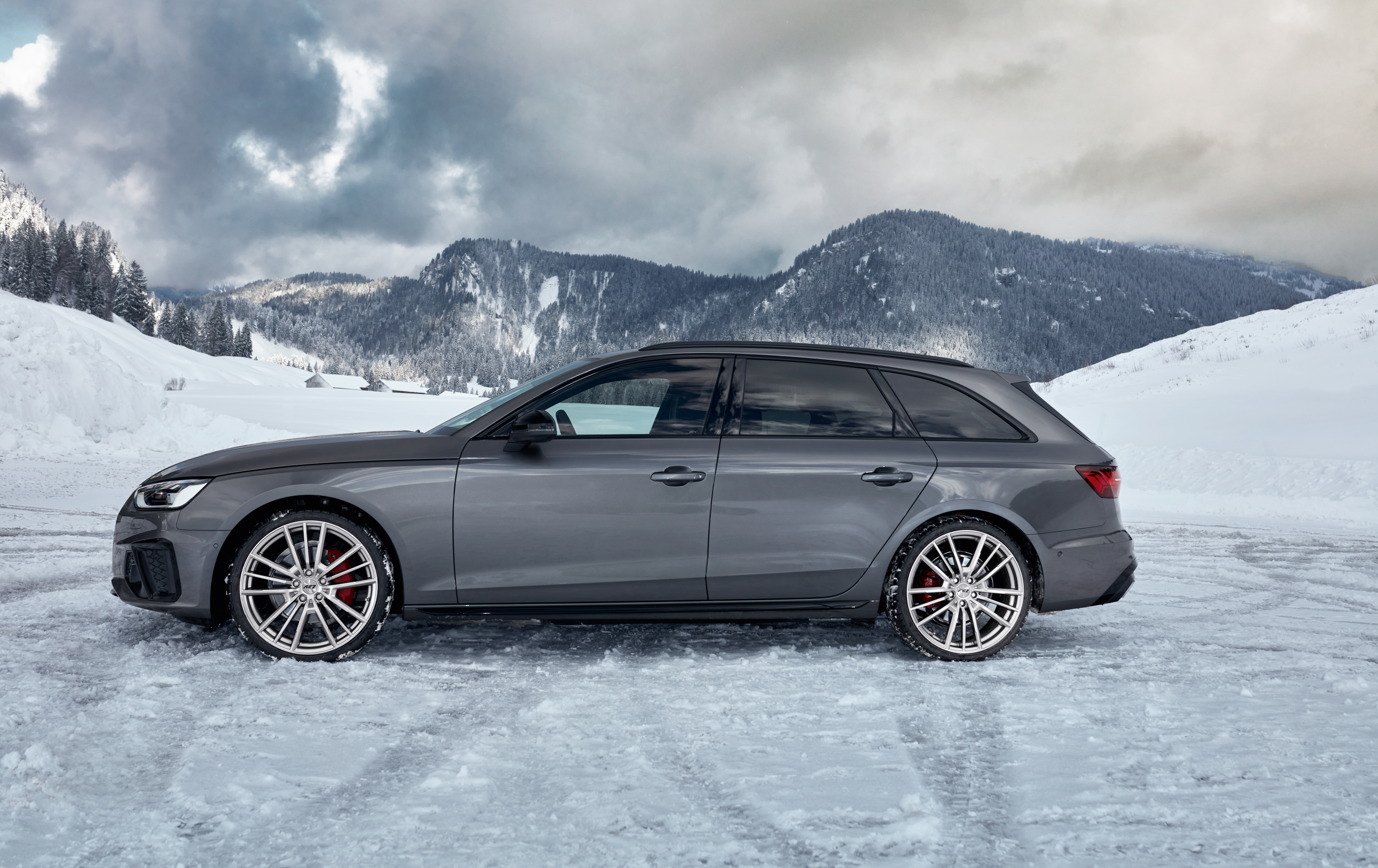 Audi A4 avant med AEZ Kaiman high gloss fälgar för vinterbruk från OCL Brorssons fälgspecialisten. Audifälgar för vintern.