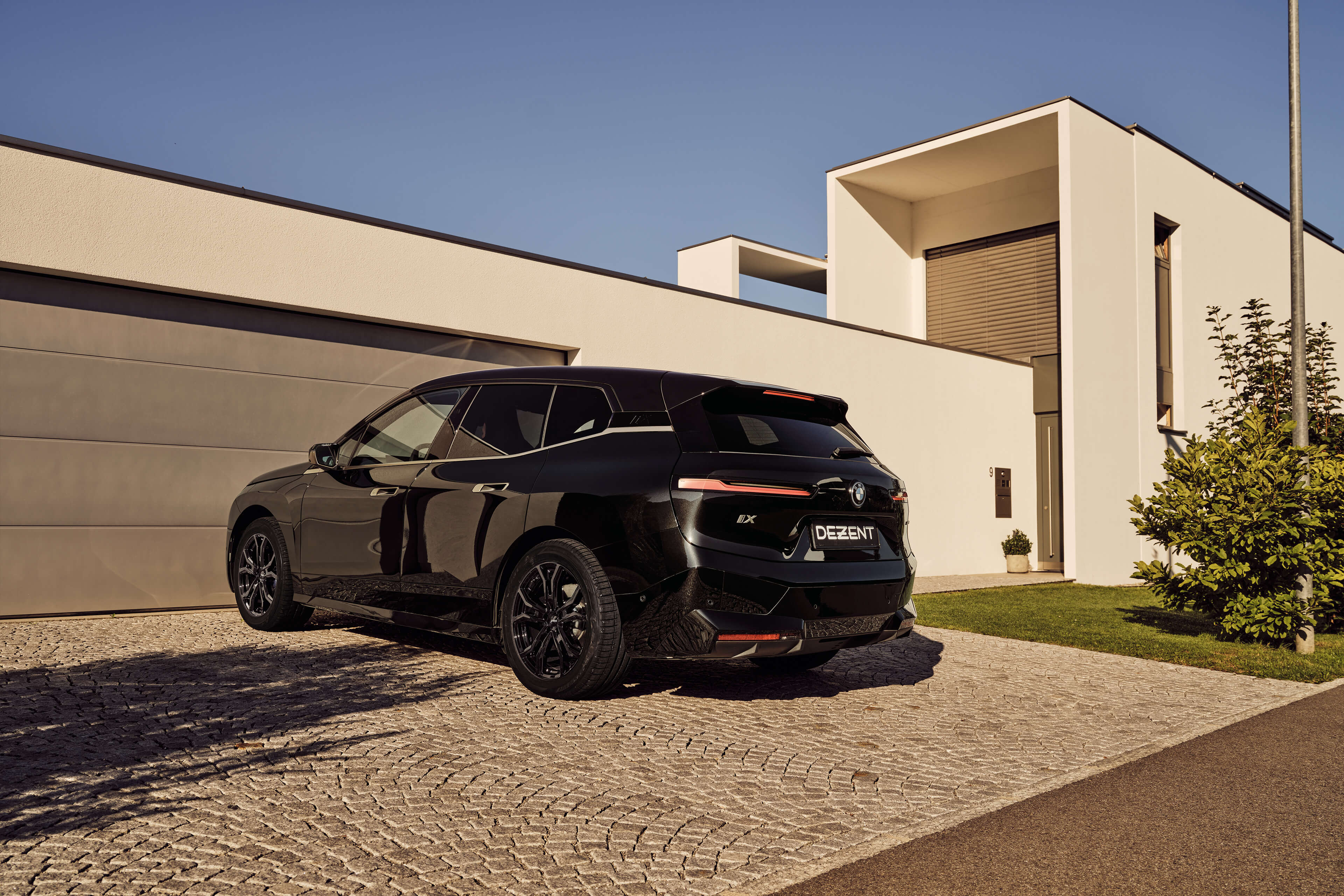 DEZENT TV black BMW IX Heck