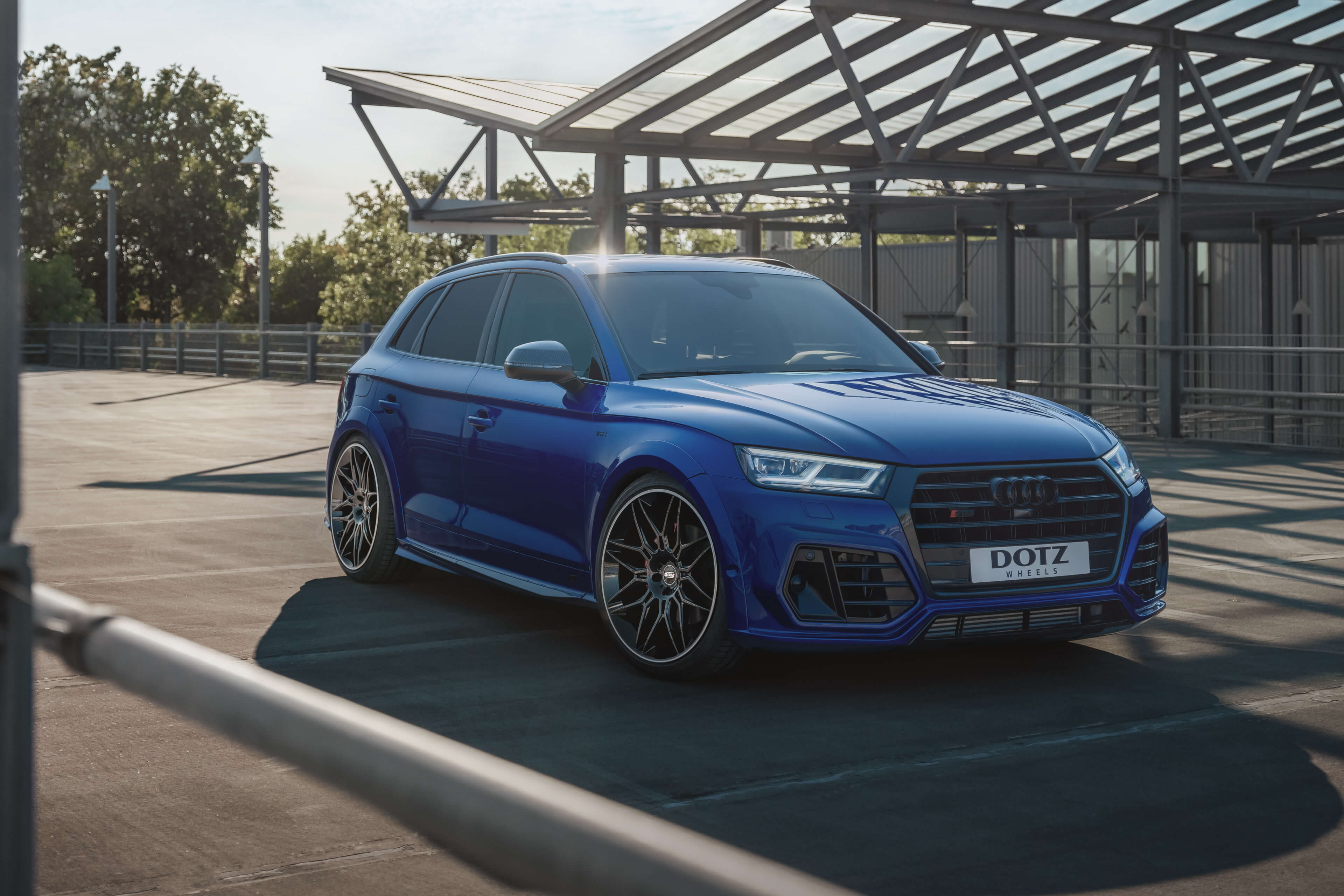 DOTZ LongBeach dark Audi SQ5 frontal