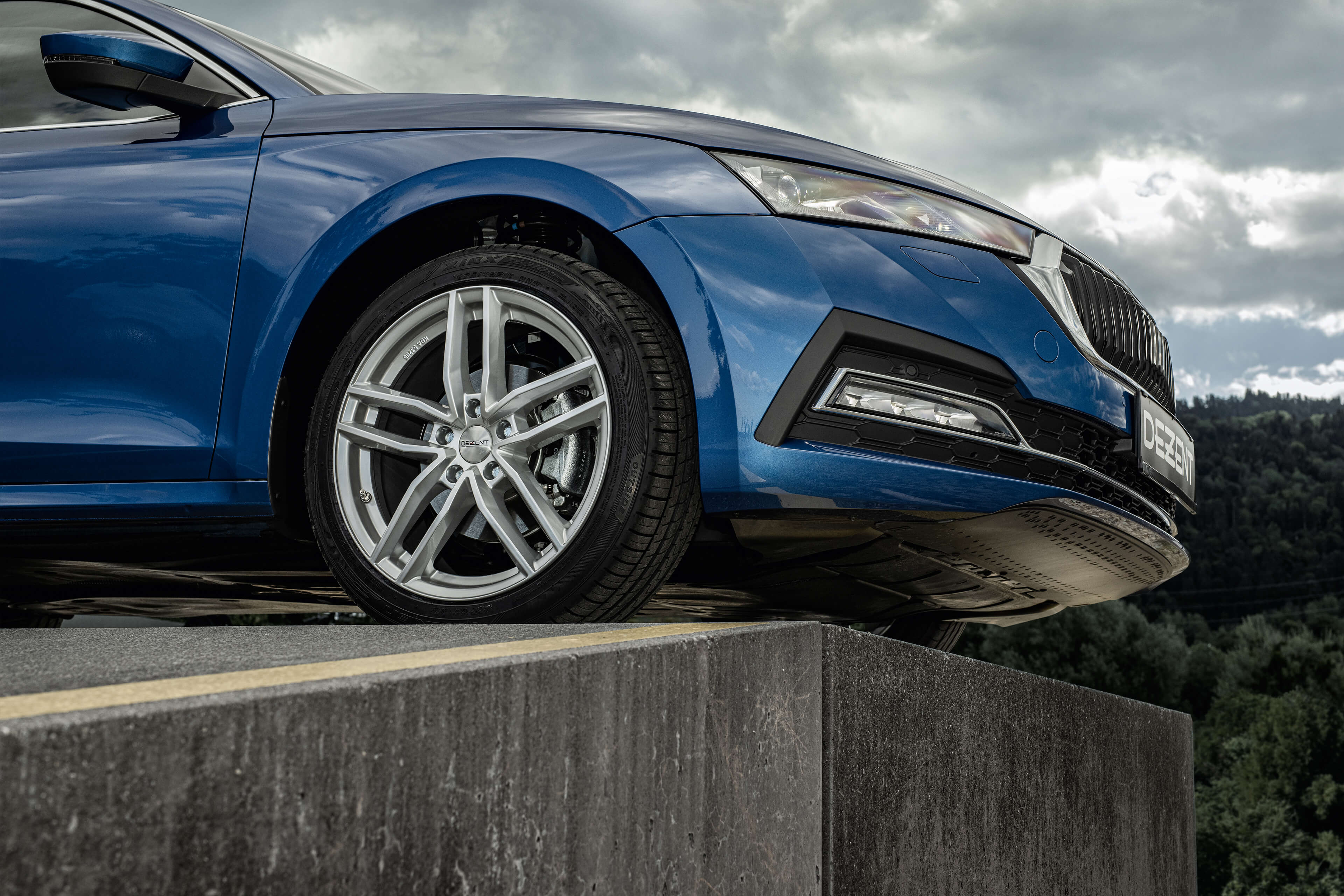 DEZENT TR silver Skoda Octavia frontal