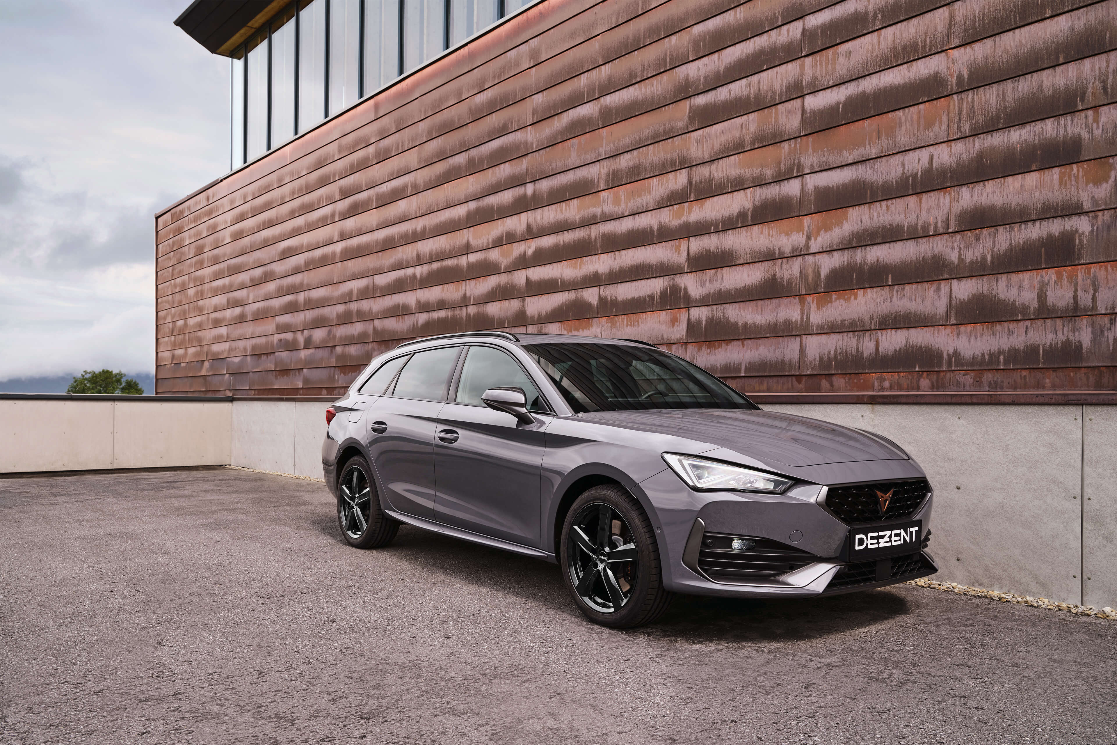 DEZENT TU black Leon Cupra frontal