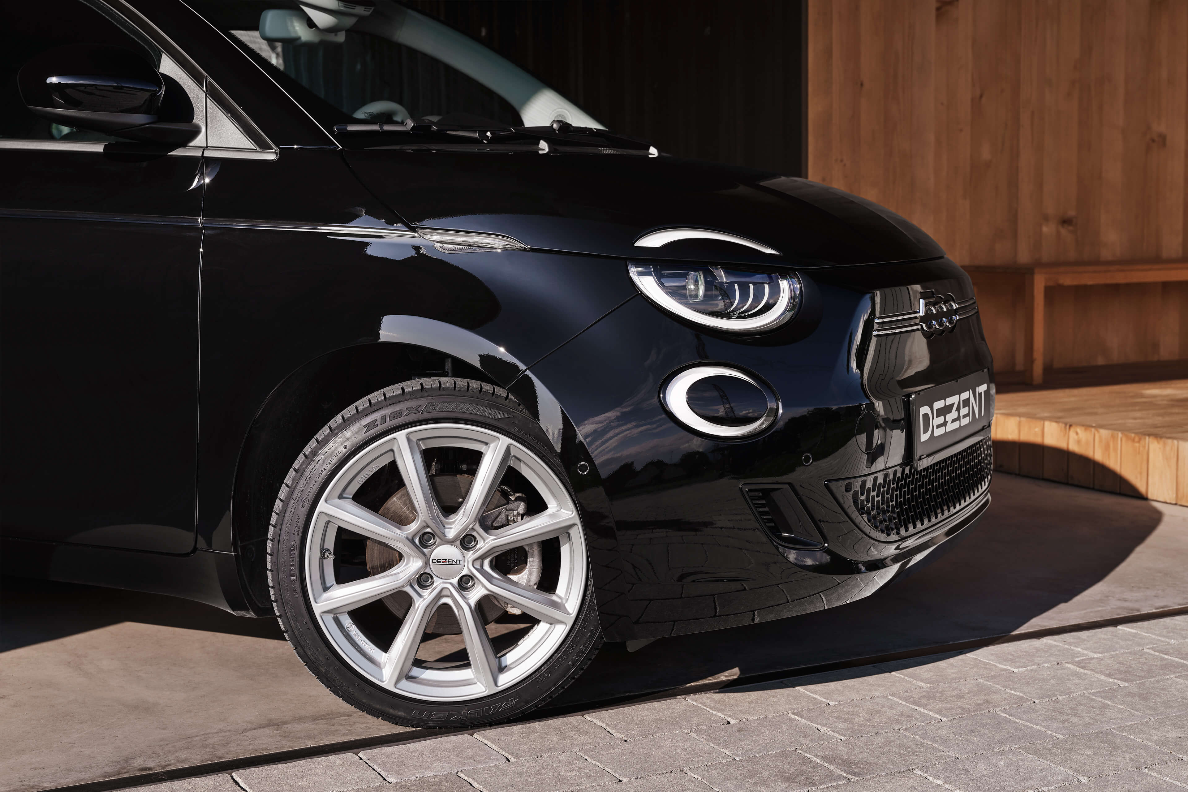 DEZENT TN silver Fiat 500e Seite