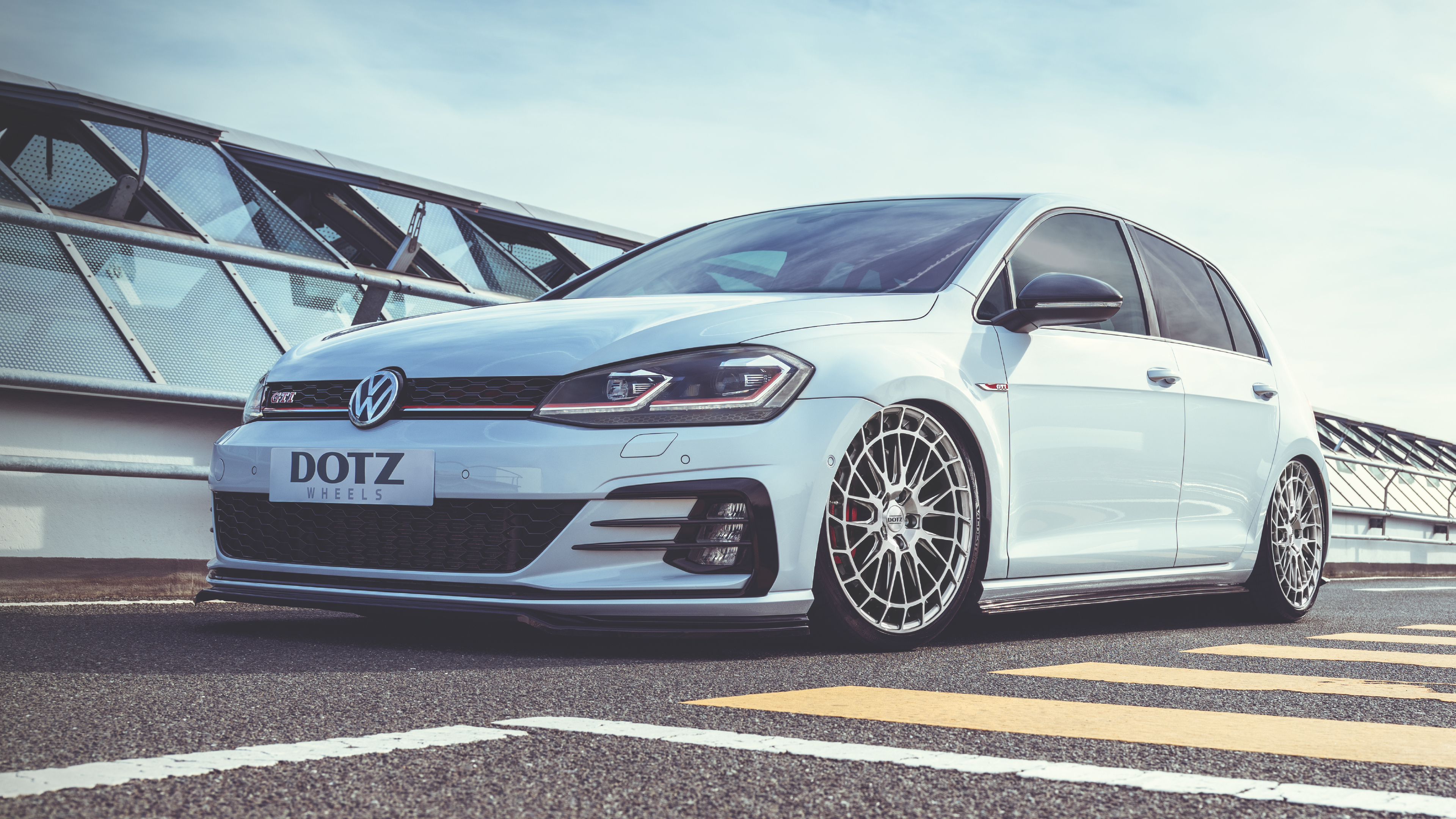 Volkswagen Golf MK7 med DOTZ Sepang blaze fälgar från OCL Brorssons