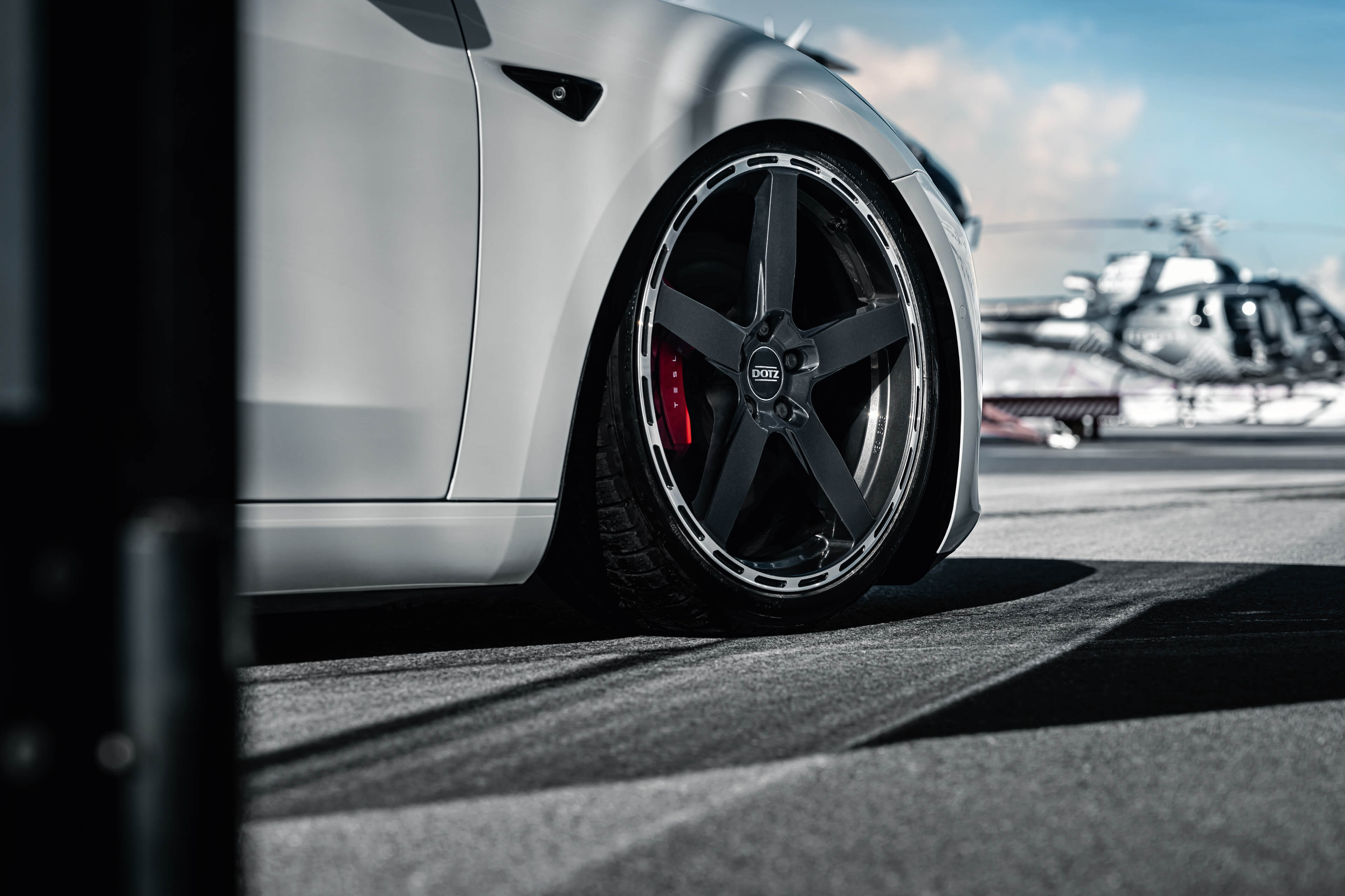 DOTZ MarinaBay dark Tesla Model 3 Detail