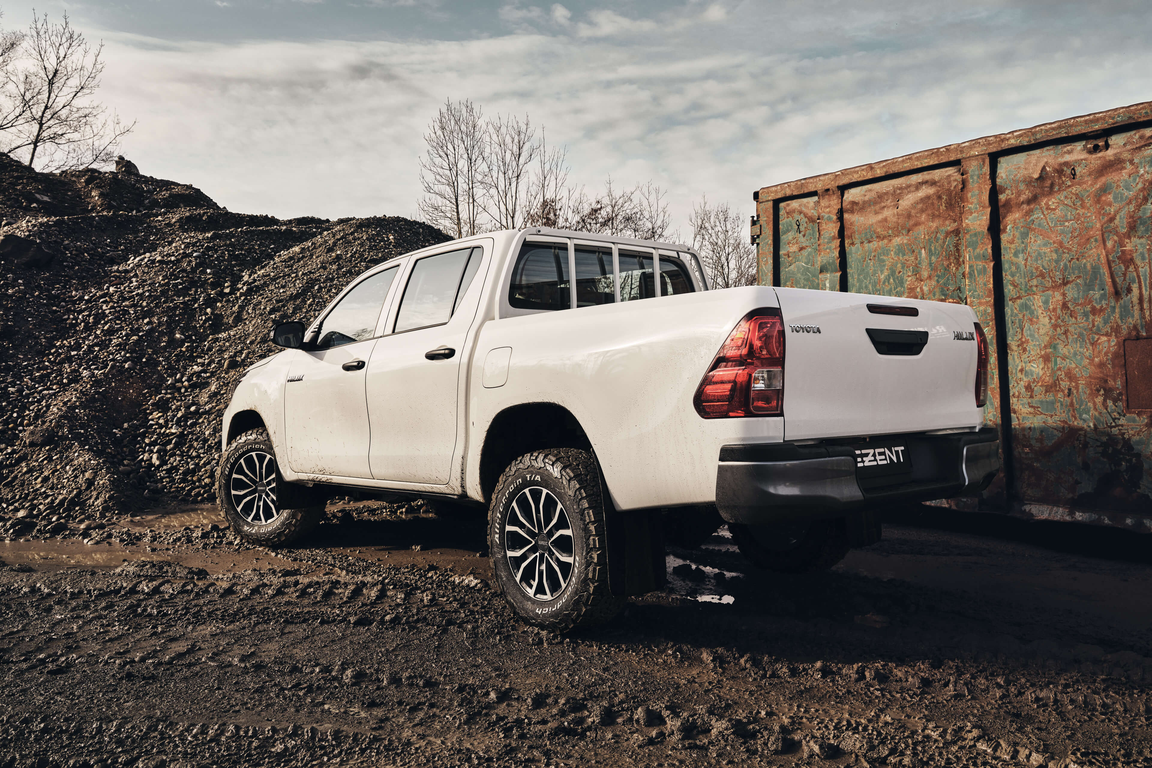 DEZENT KC dark Toyota Hilux Heck