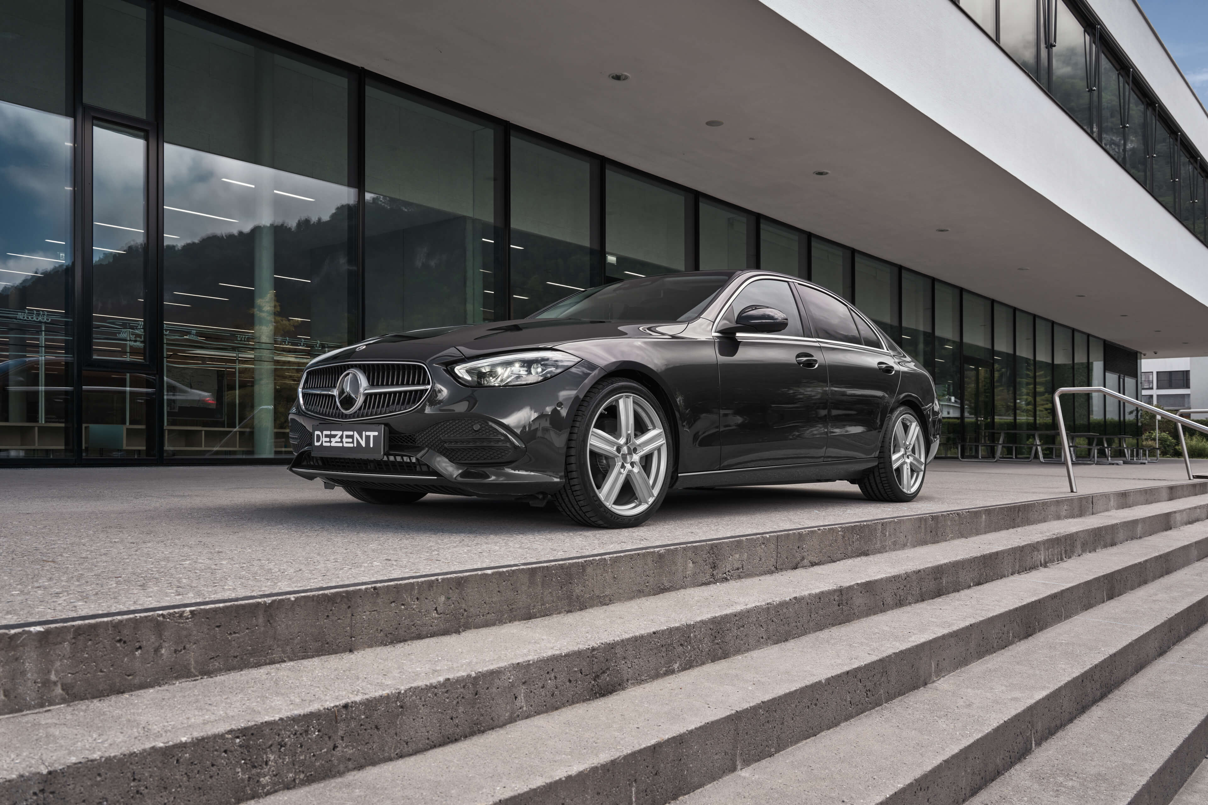 DEZENT KG silver Mercedes C-Klasse front