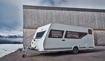 DEZENT TV-Trailer dark Caravan Seite