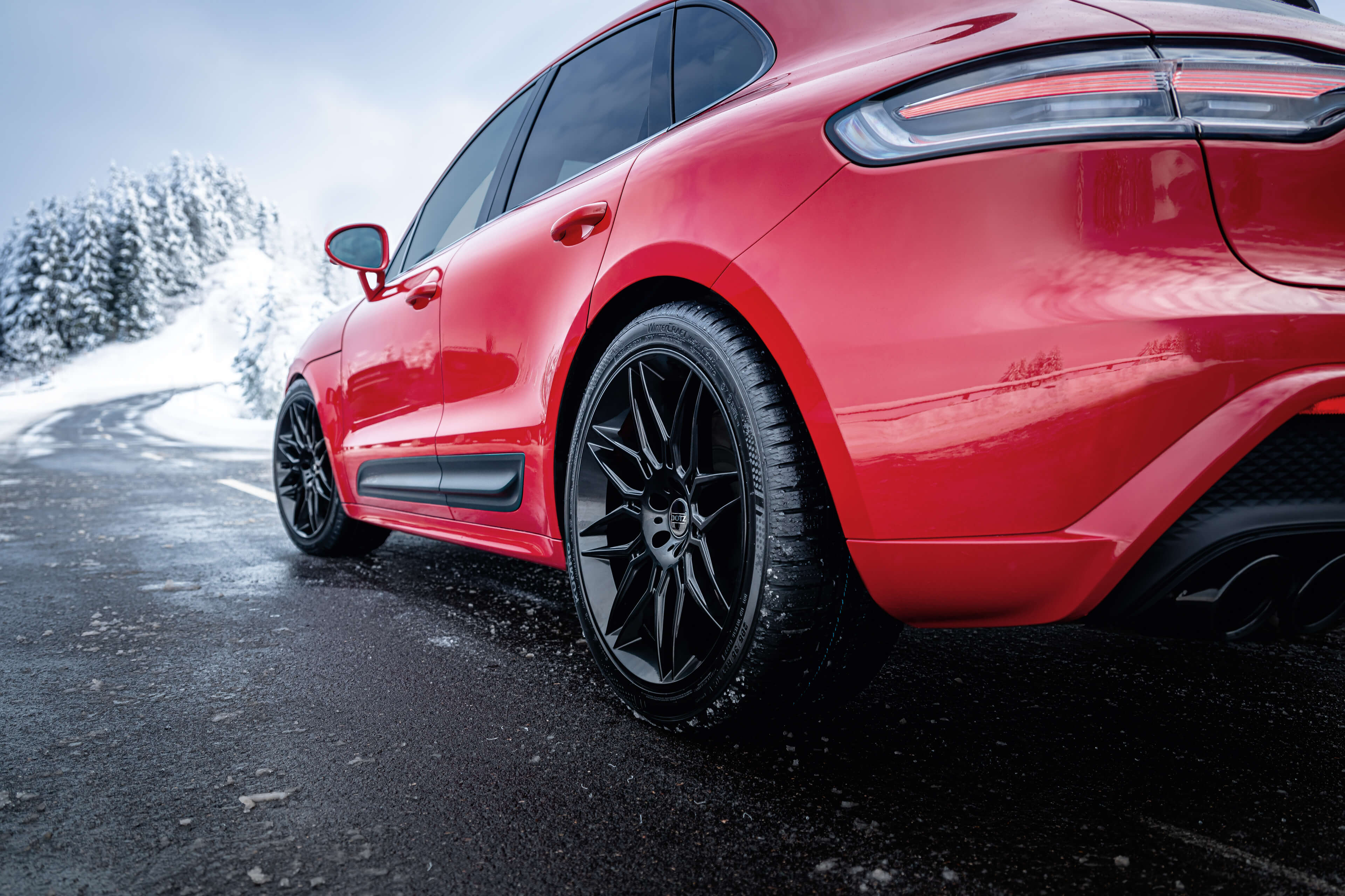 DOTZ LongBeach black Porsche Macan rear