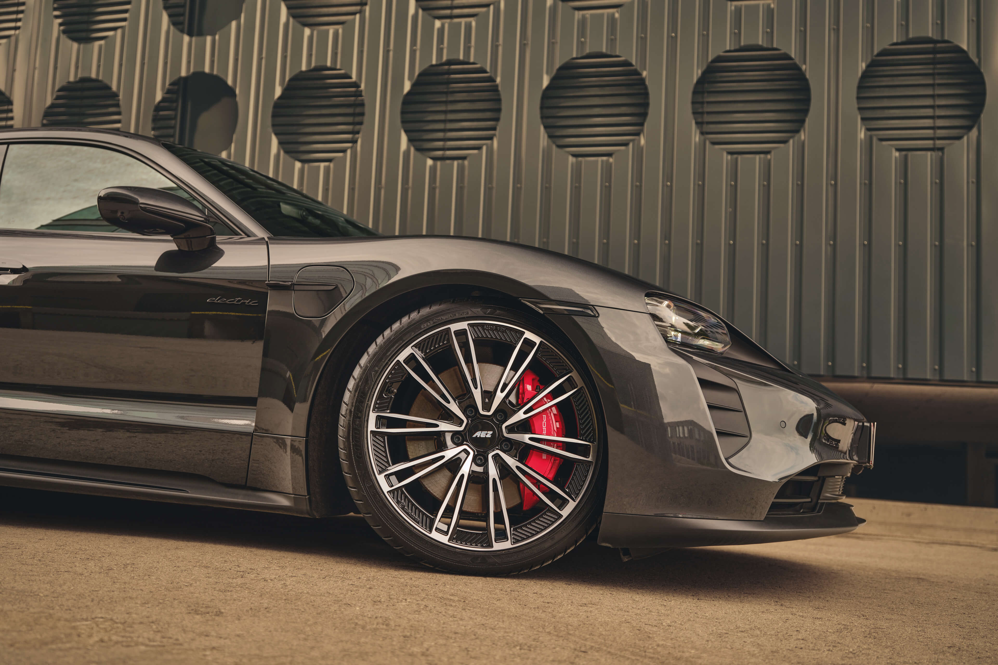 AEZ Alaska dark Porsche Taycan GTS Seite Sommer