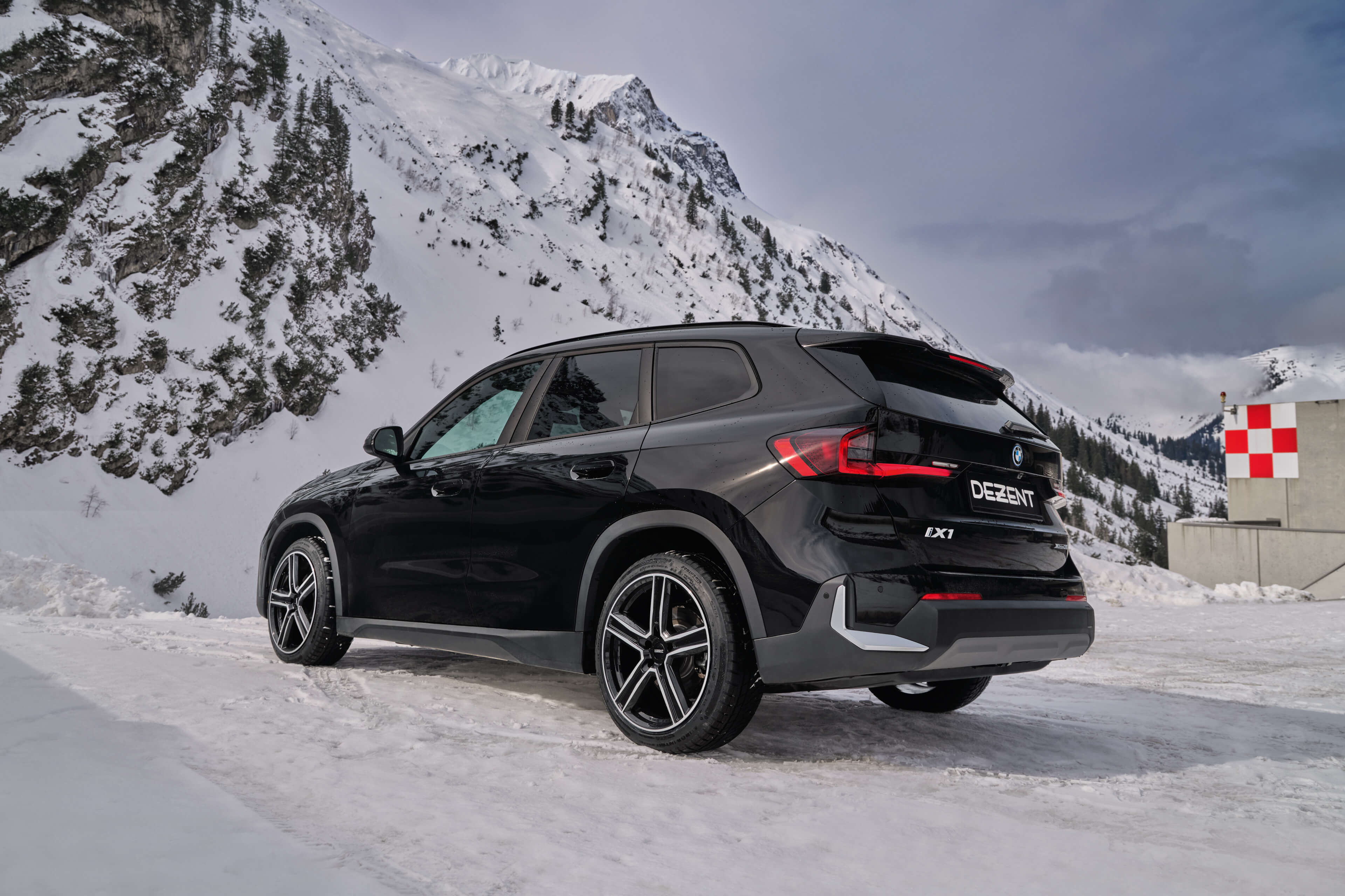 DEZENT KG Dark BMW X5 Heck