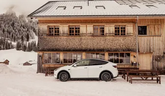 AEZ Atlanta black Tesla Model Y Seite