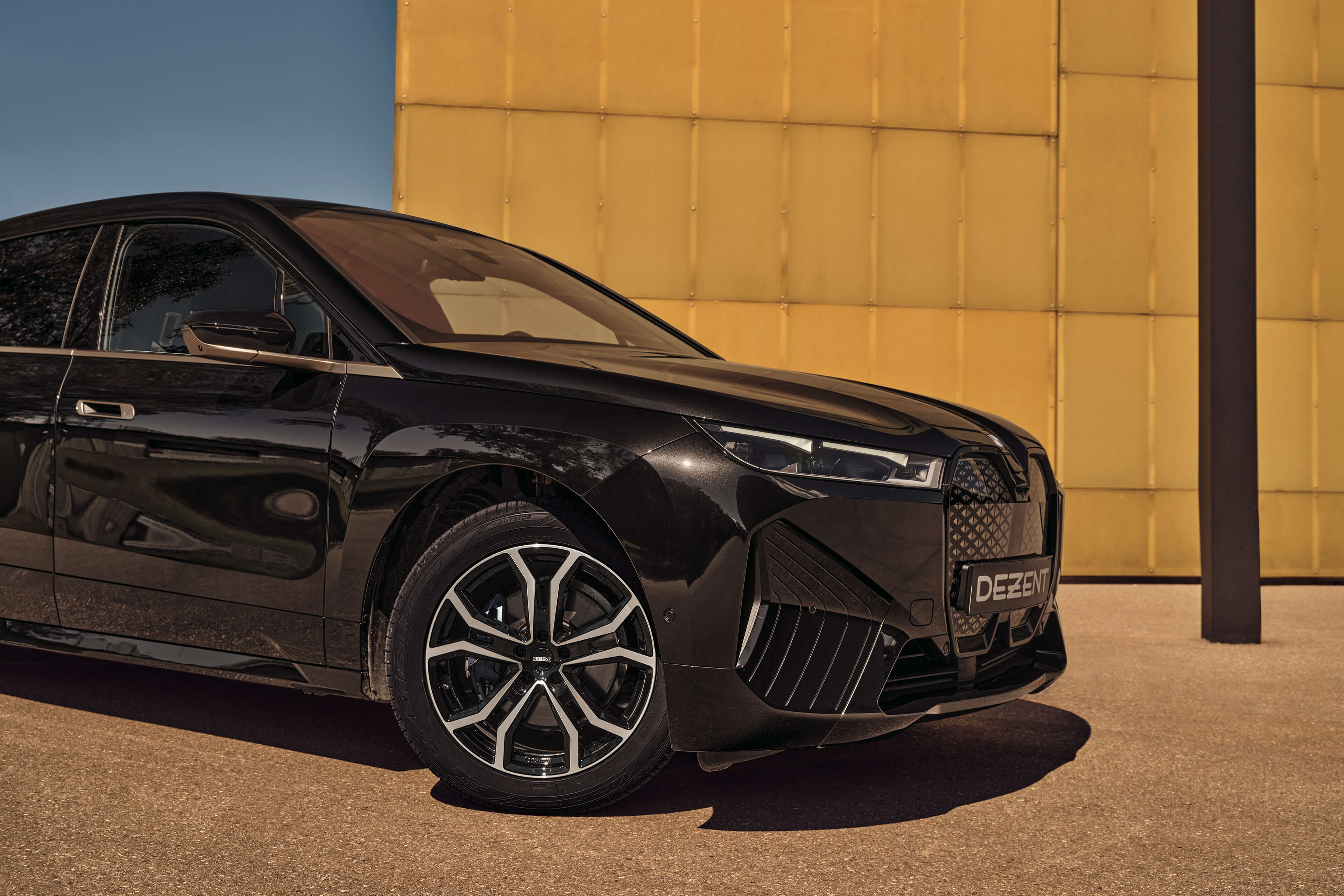 DEZENT TV dark BMW IX Seite