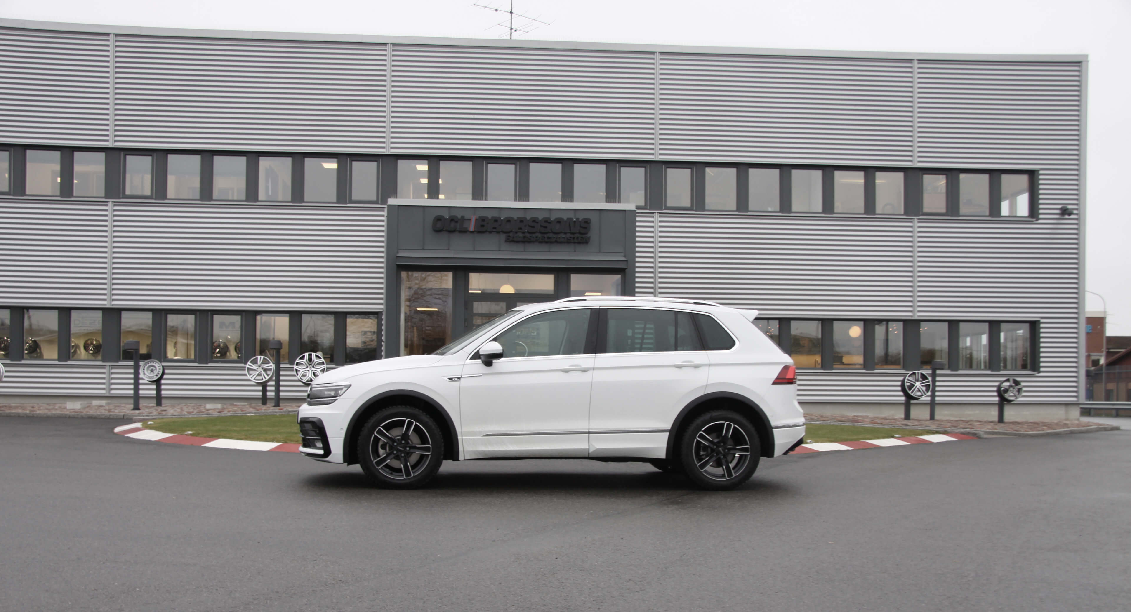 DEZENT SF dark VW Tiguan side