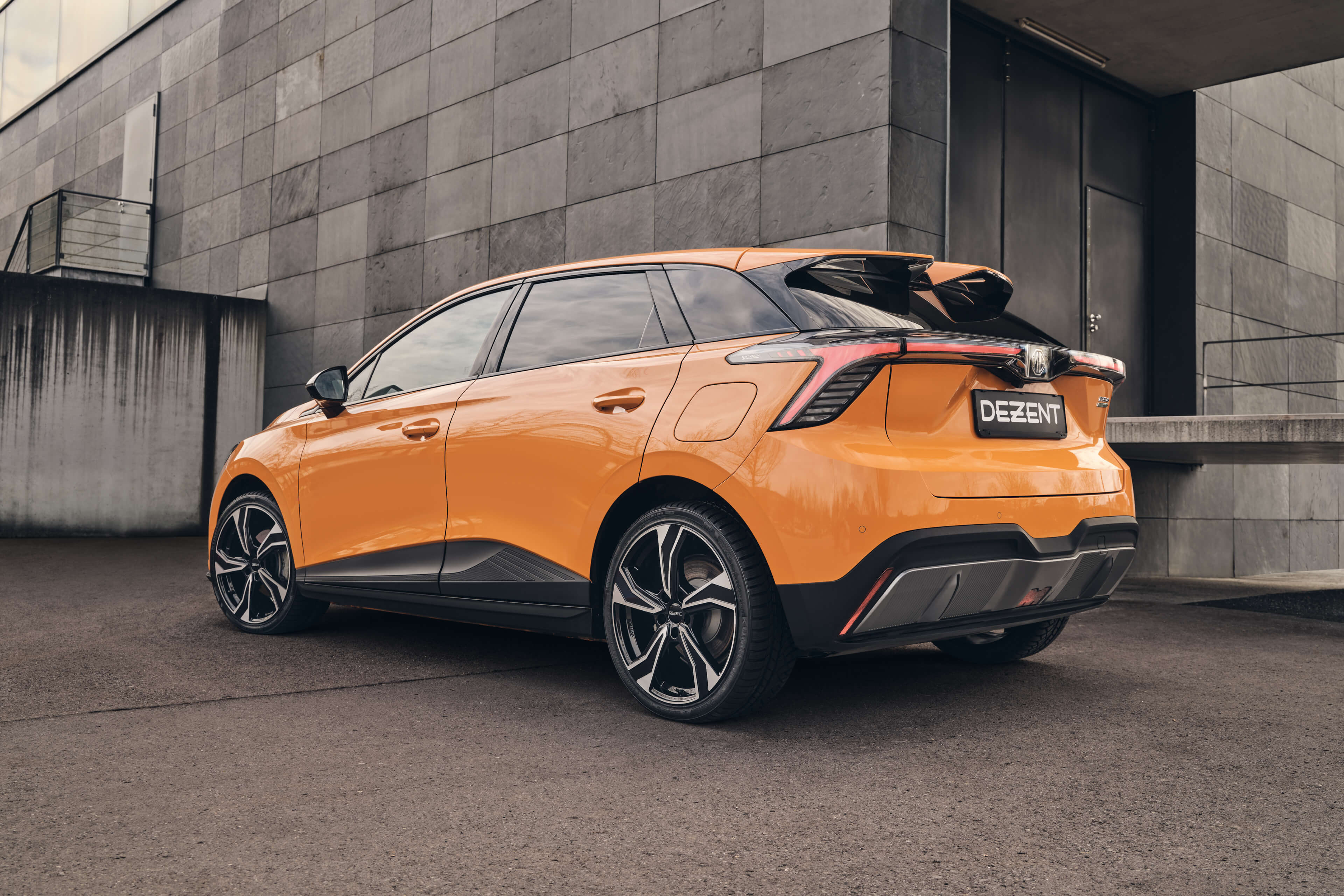 DEZENT KB dark MG 4 Heck