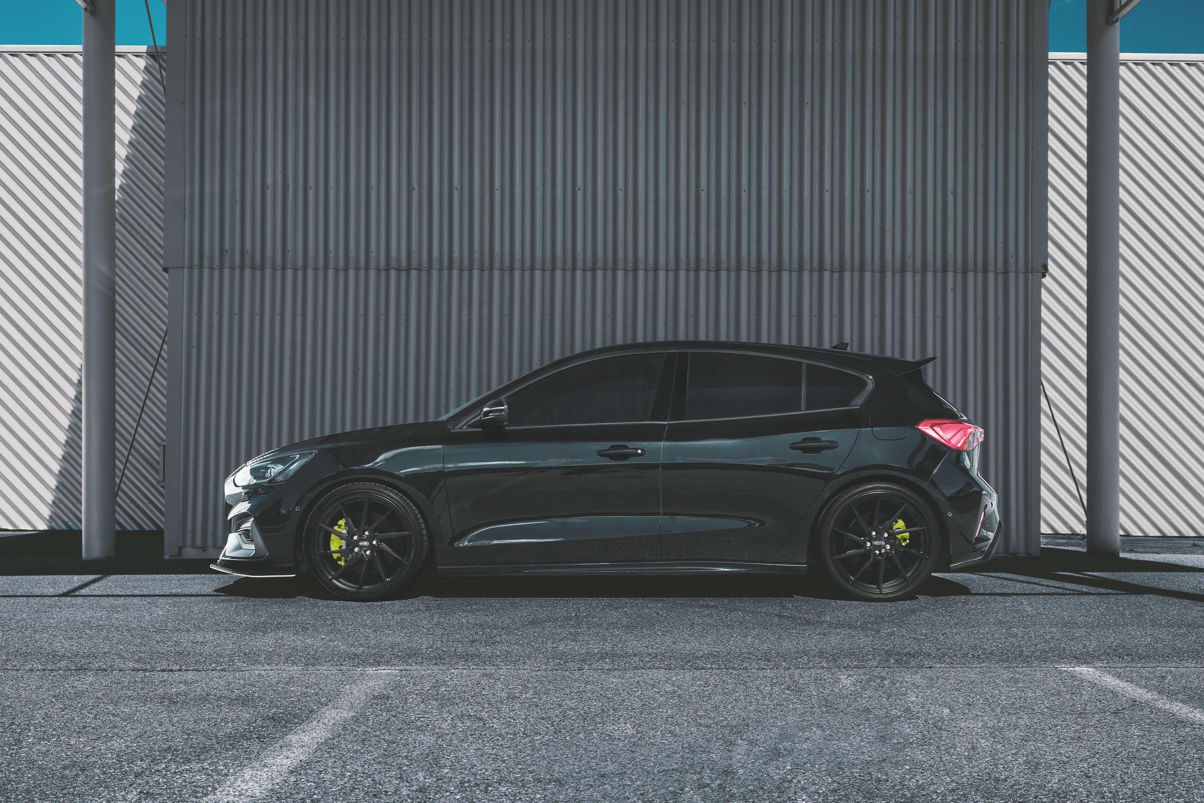 DOTZ Spa black auf Ford Focus