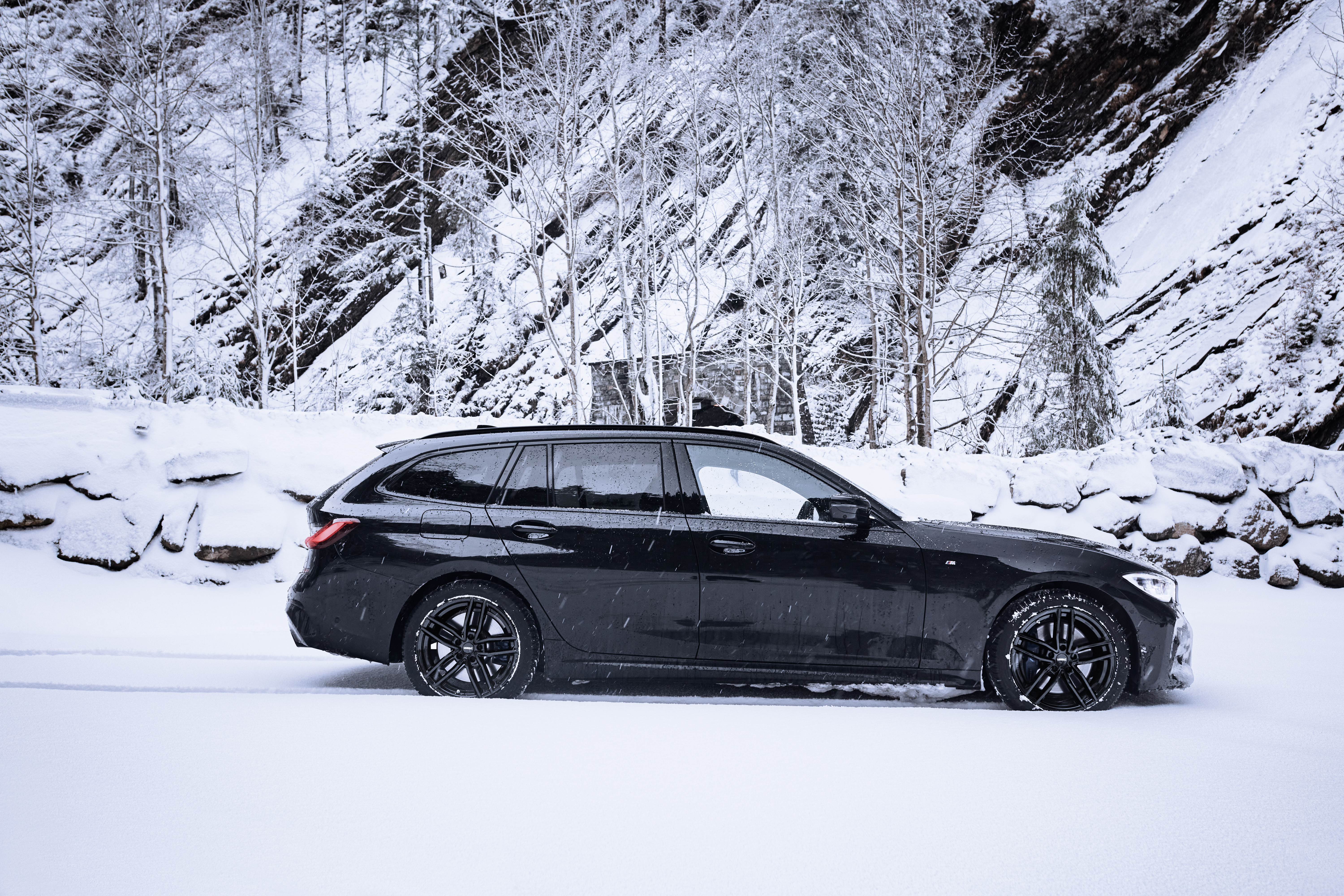 BMW 3-serie touring med DEZENT TR black lättmetallfälgar, nya vinterfälgar OCL Brorssons fälgspecialisten