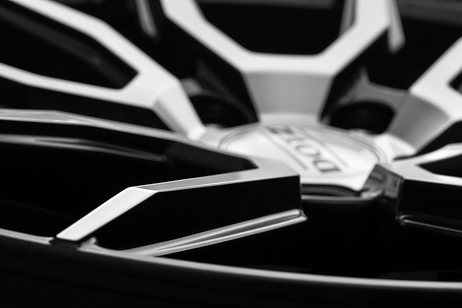 DOTZ Misano dark Alufelge Kreuzspeiche Detail von ganz oben