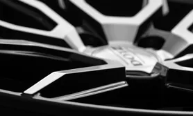 DOTZ Misano dark felni keresztküllős részlet felülről