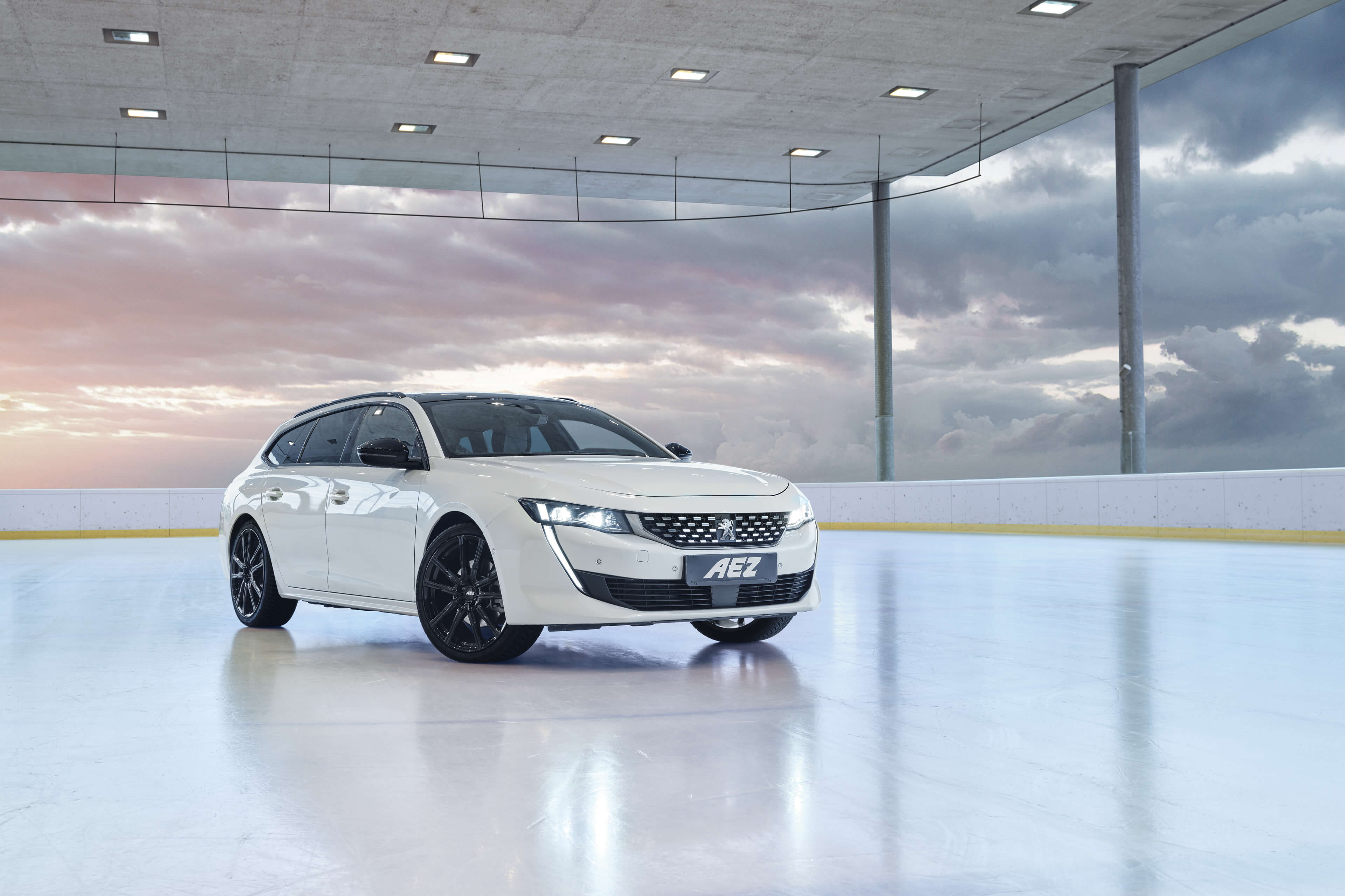 AEZ Montreal black Peugeot 508 SW front