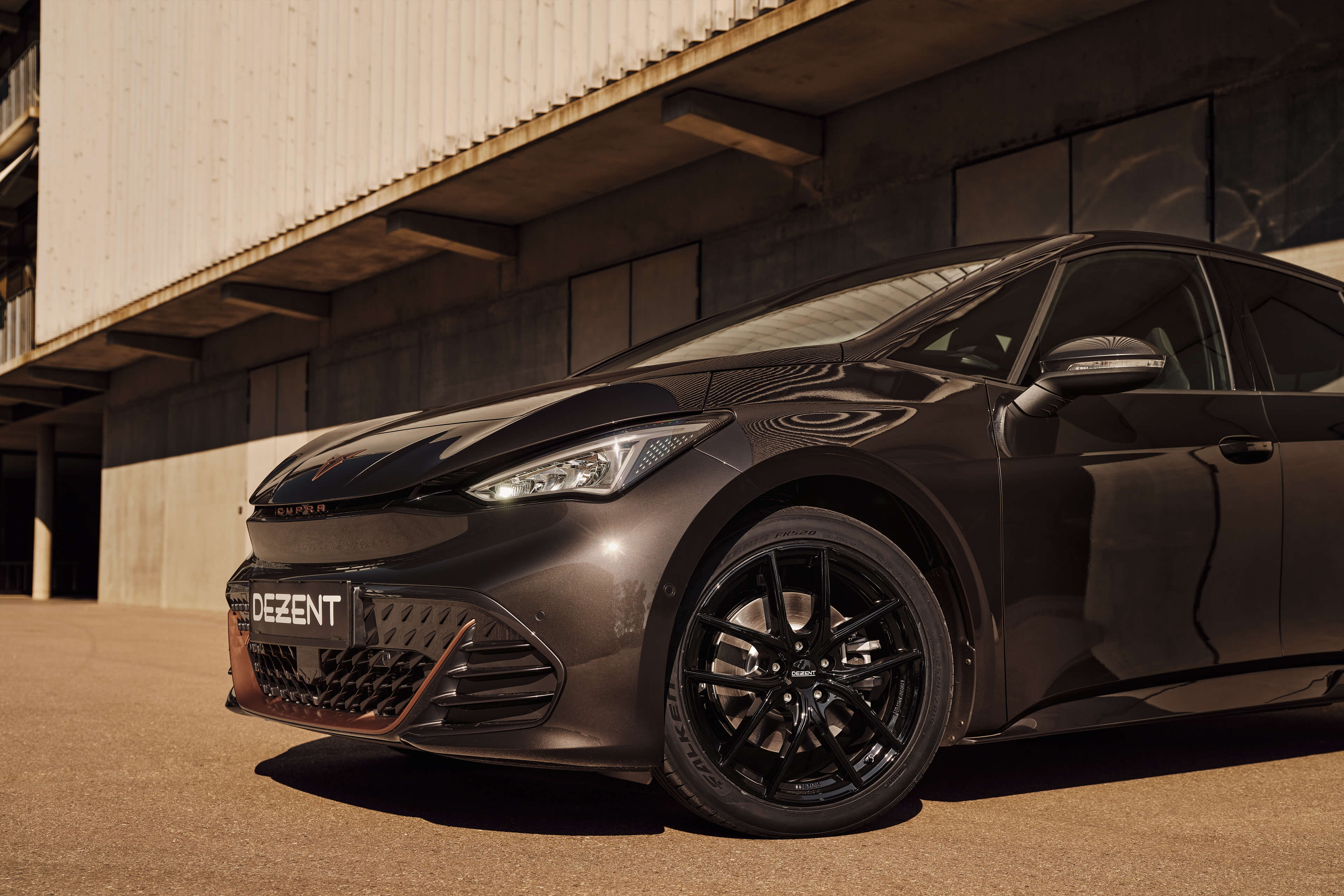 DEZENT TO black Cupra Born Front