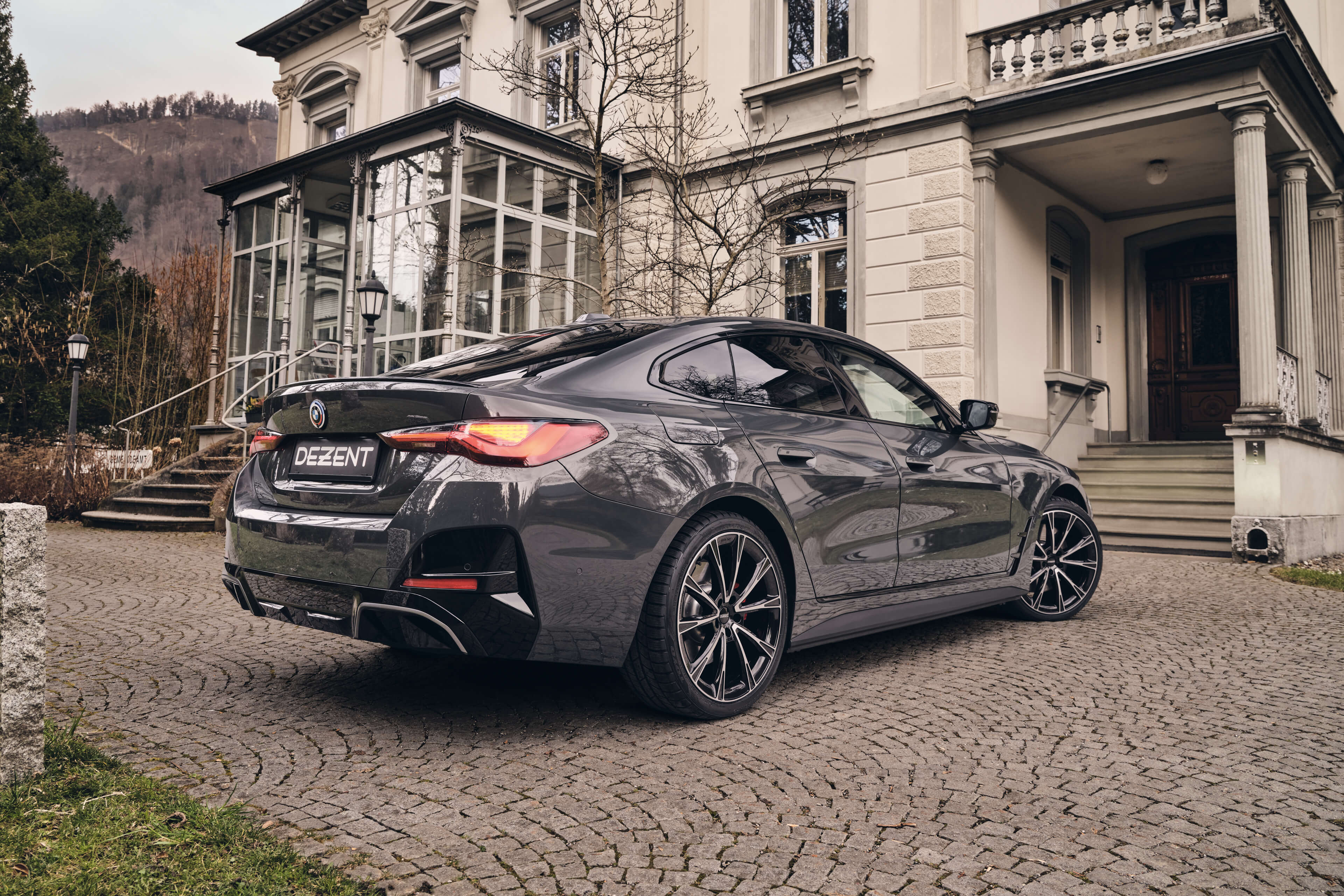 DEZENT AR dark BMW i4 Heck