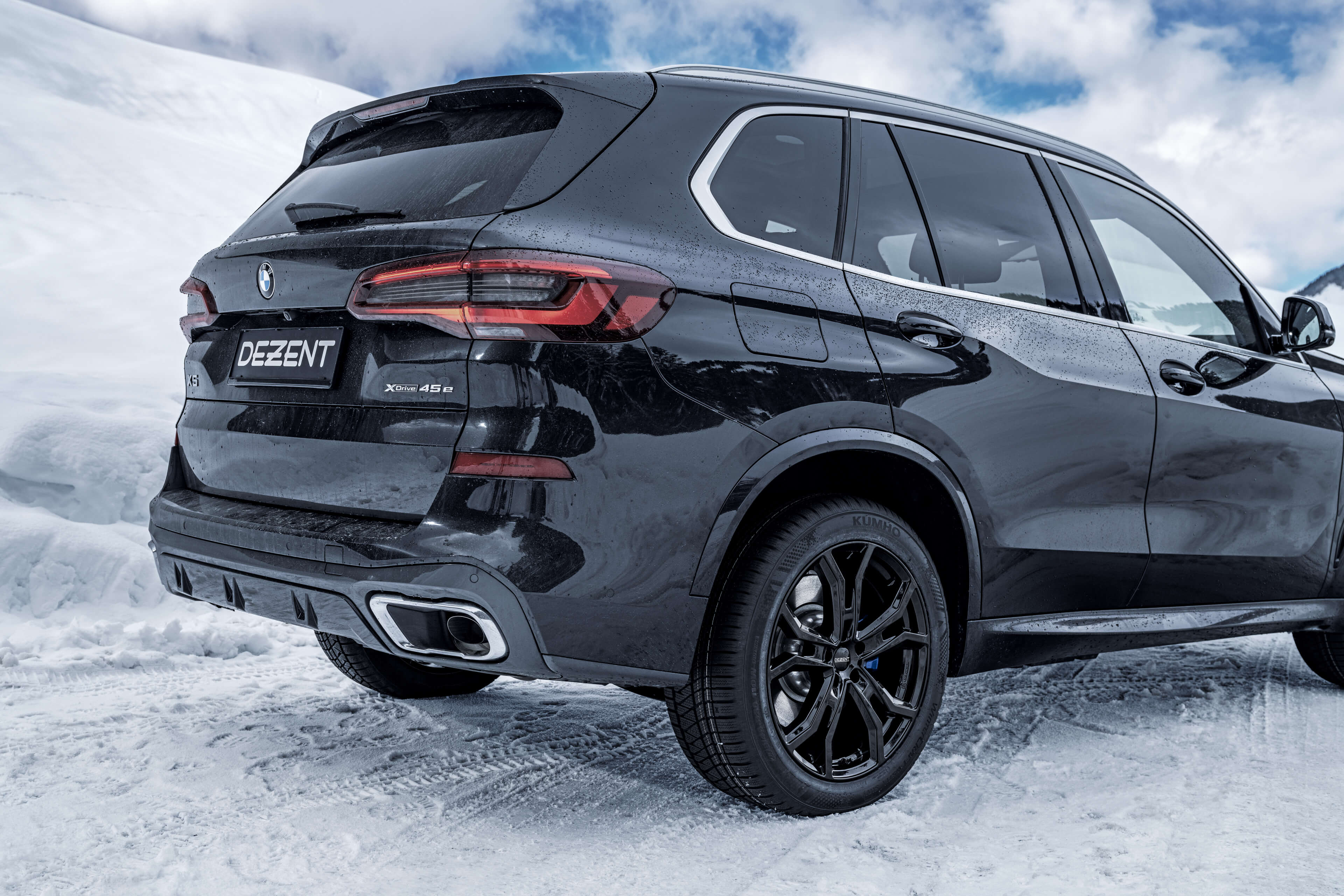 DEZENT TV black BMW X5 Heck