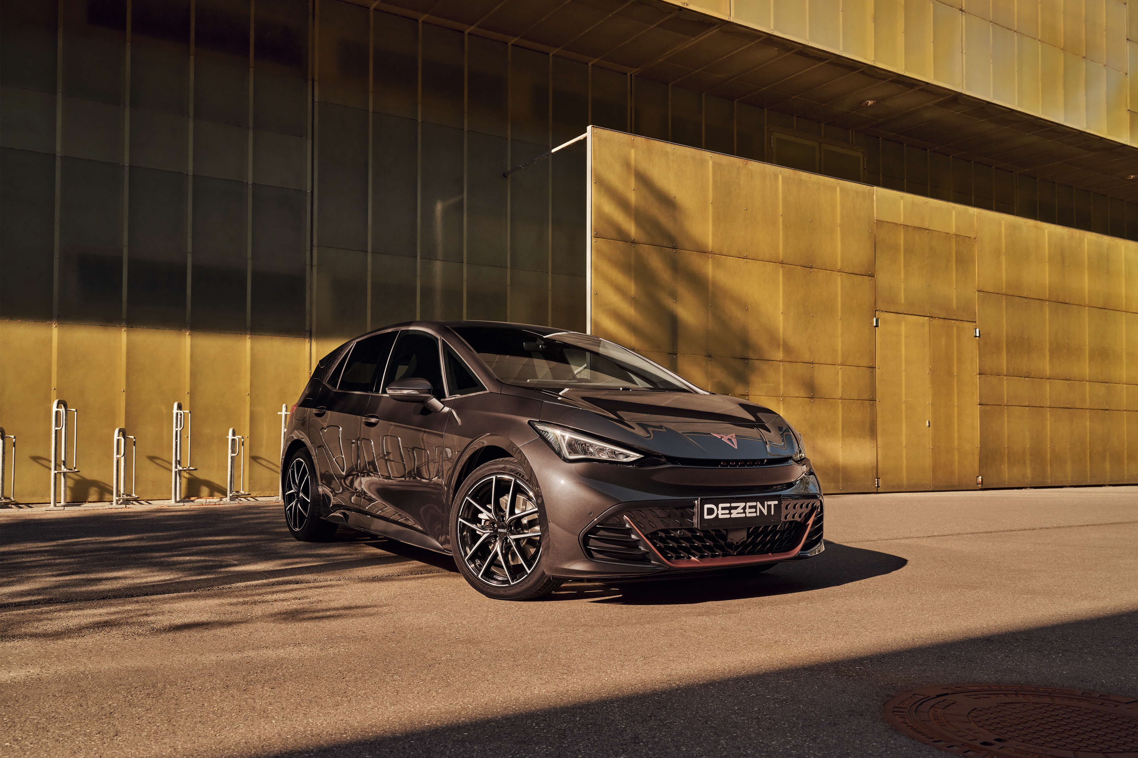 DEZENT TO dark Cupra Born Front