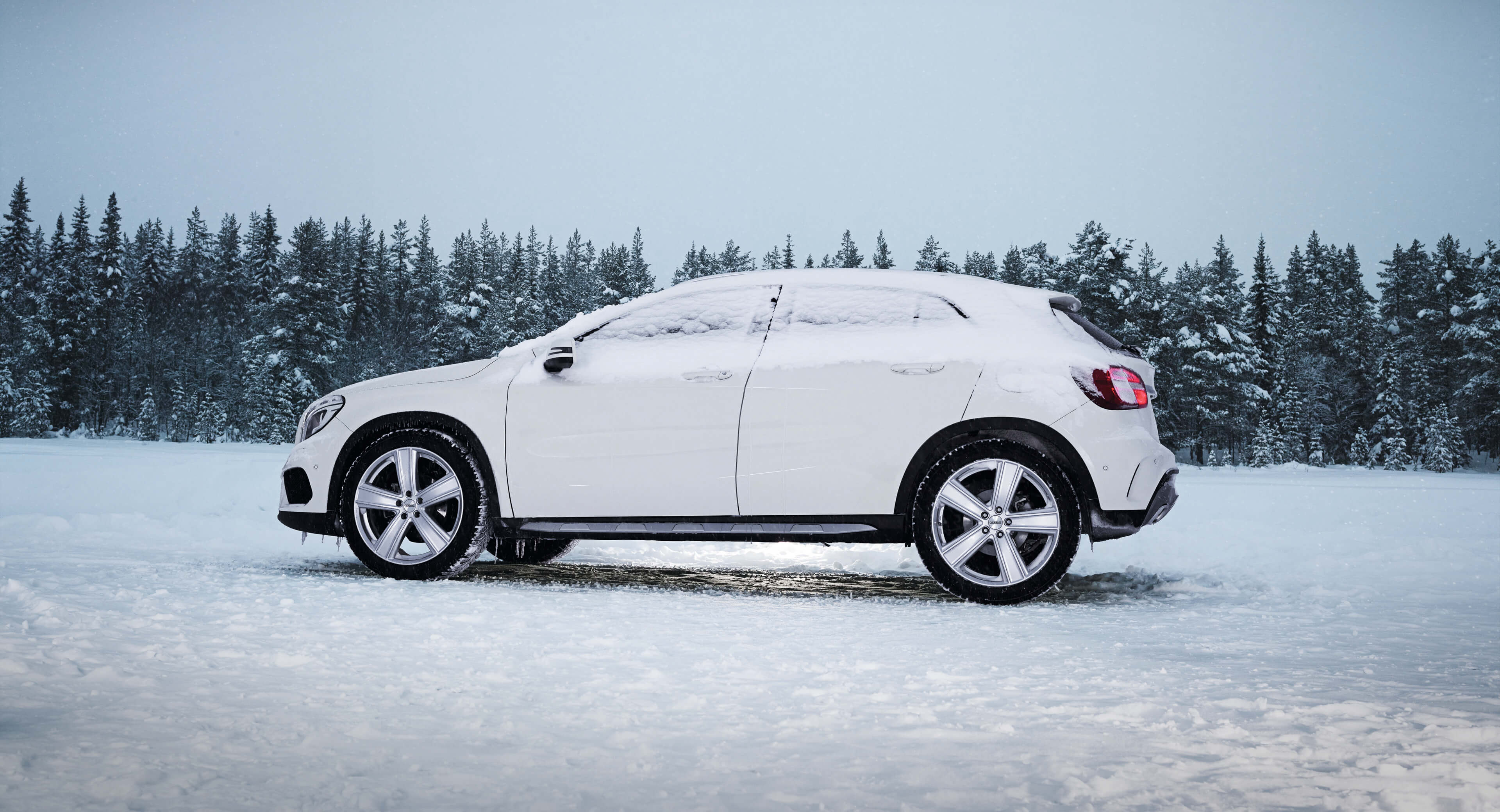 DEZENT TH Mercedes GLA-Class side