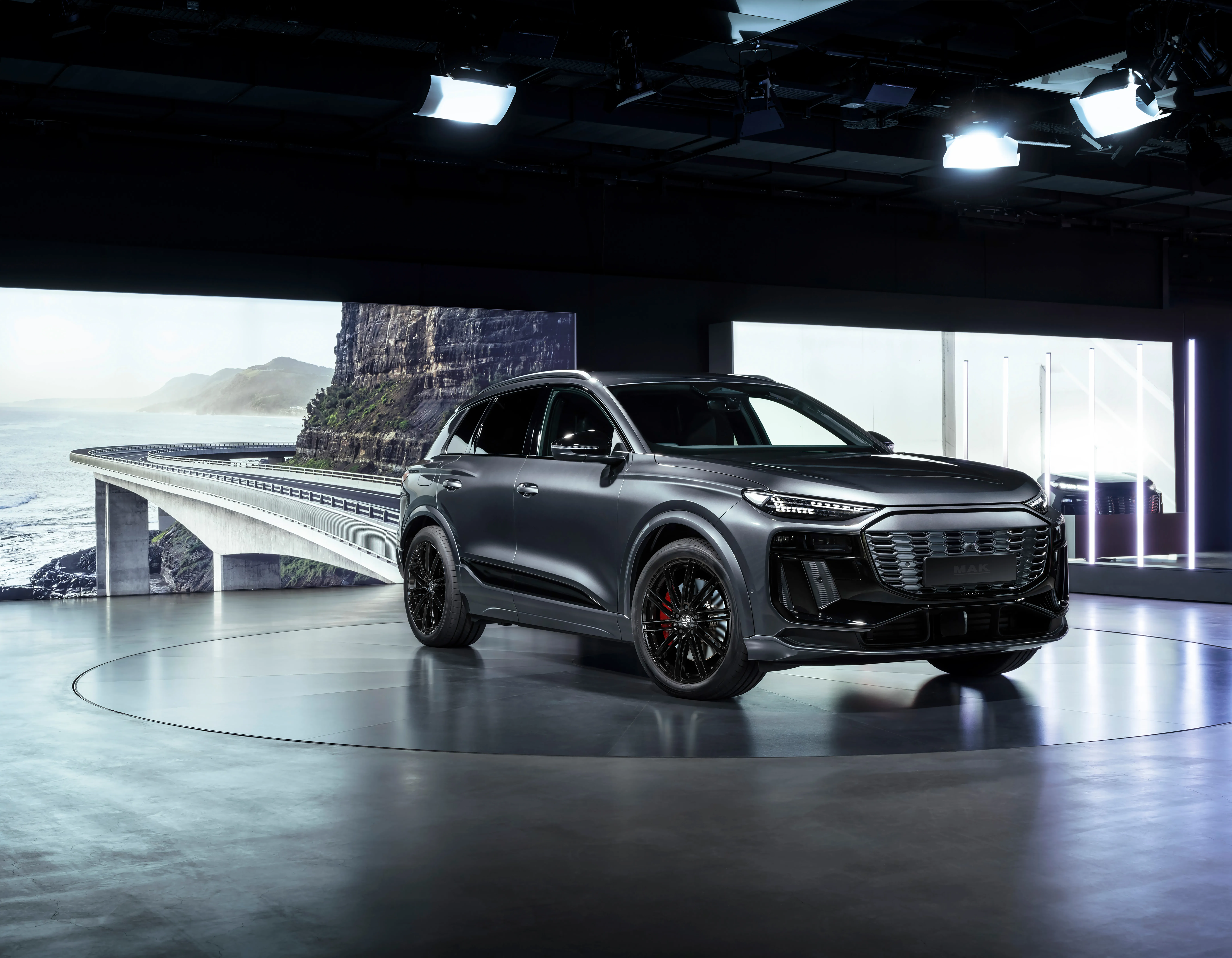 AUDI Q6 E Tron MAK LEIPZIG GLOSS BLACK (1)