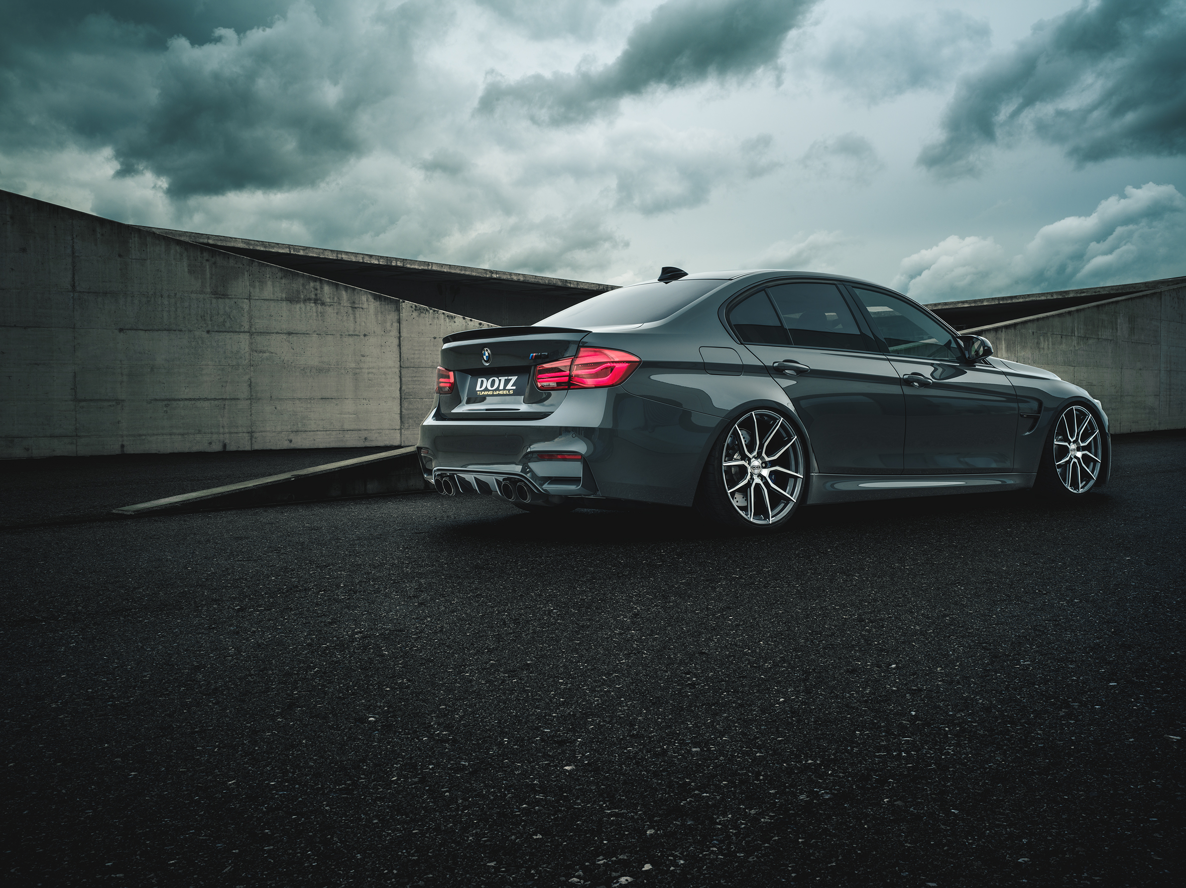 DOTZ Misano dark Alufelge BMW 3 aggressives kantiges Design