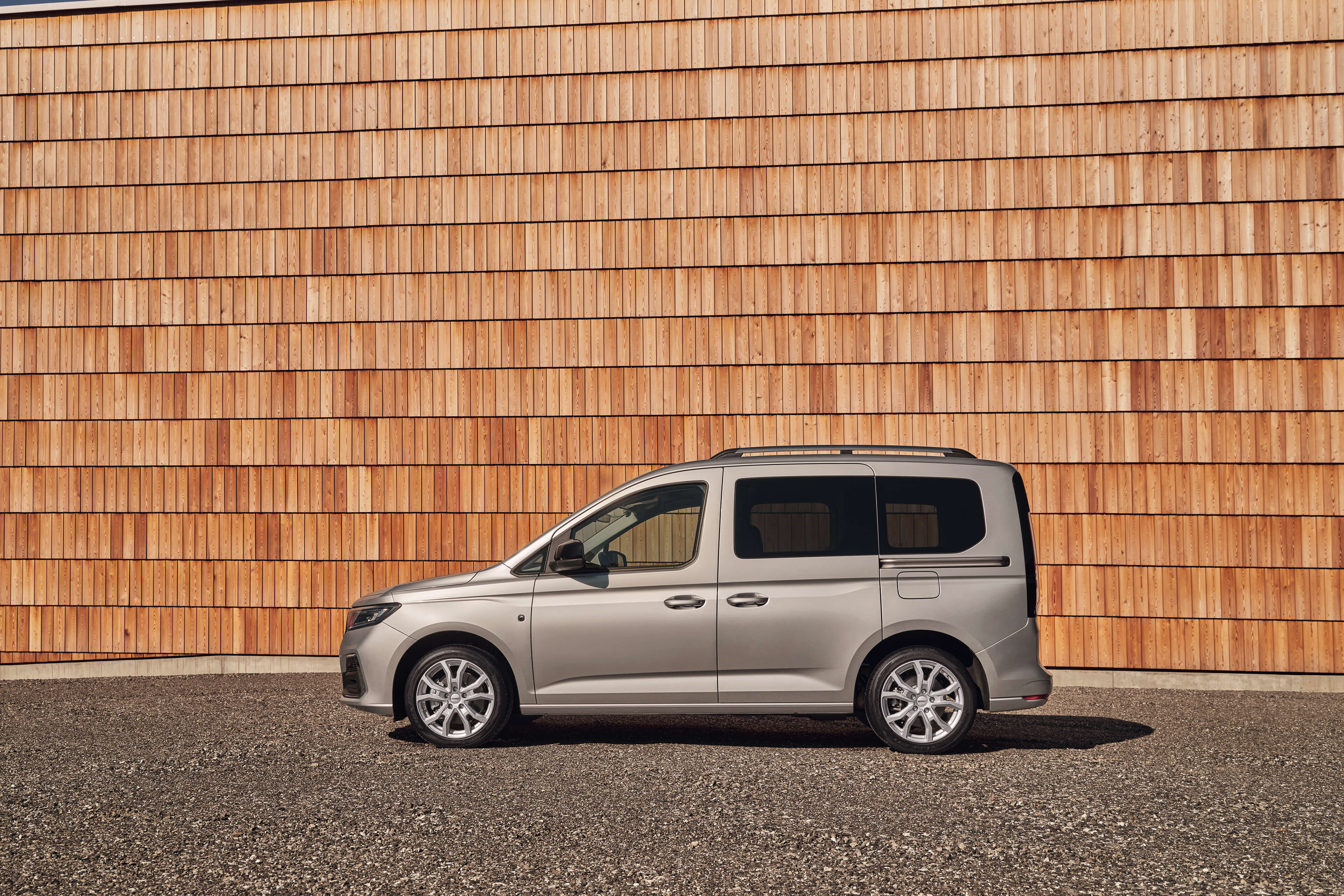 DEZENT TV silver Ford Tourneo Seite