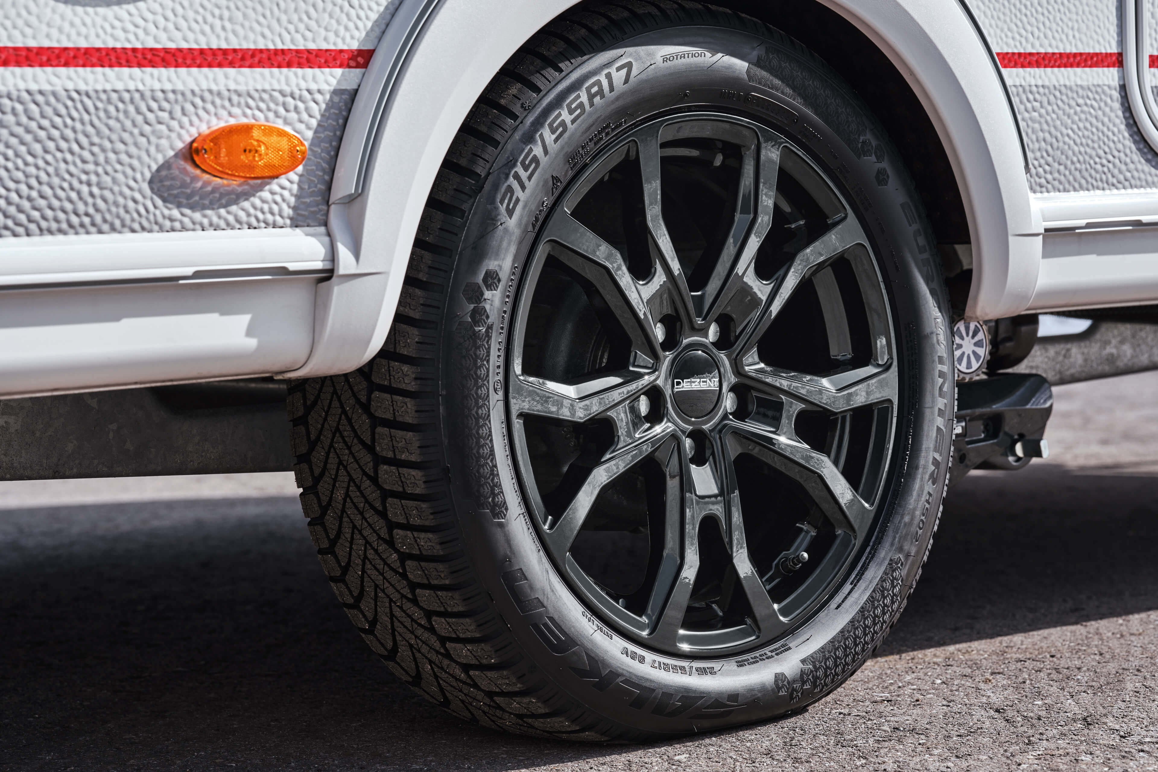 DEZENT TV-Trailer black Caravan detail