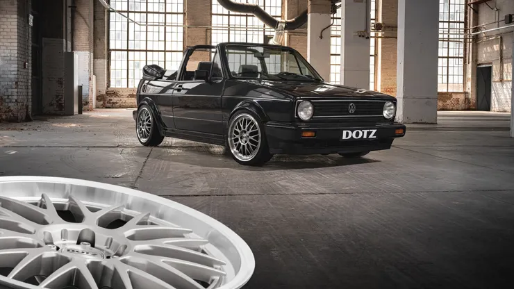 Egy laza és időtlen keresztküllős felni rengeteg vintage bájjal . Klasszikus megjelenését vagány modern frissítéssel egészítette ki a polírozott mély peremmel. A letisztult alsó marással és a süllyesztett középső résszel, így minden szögből jól néz ki.