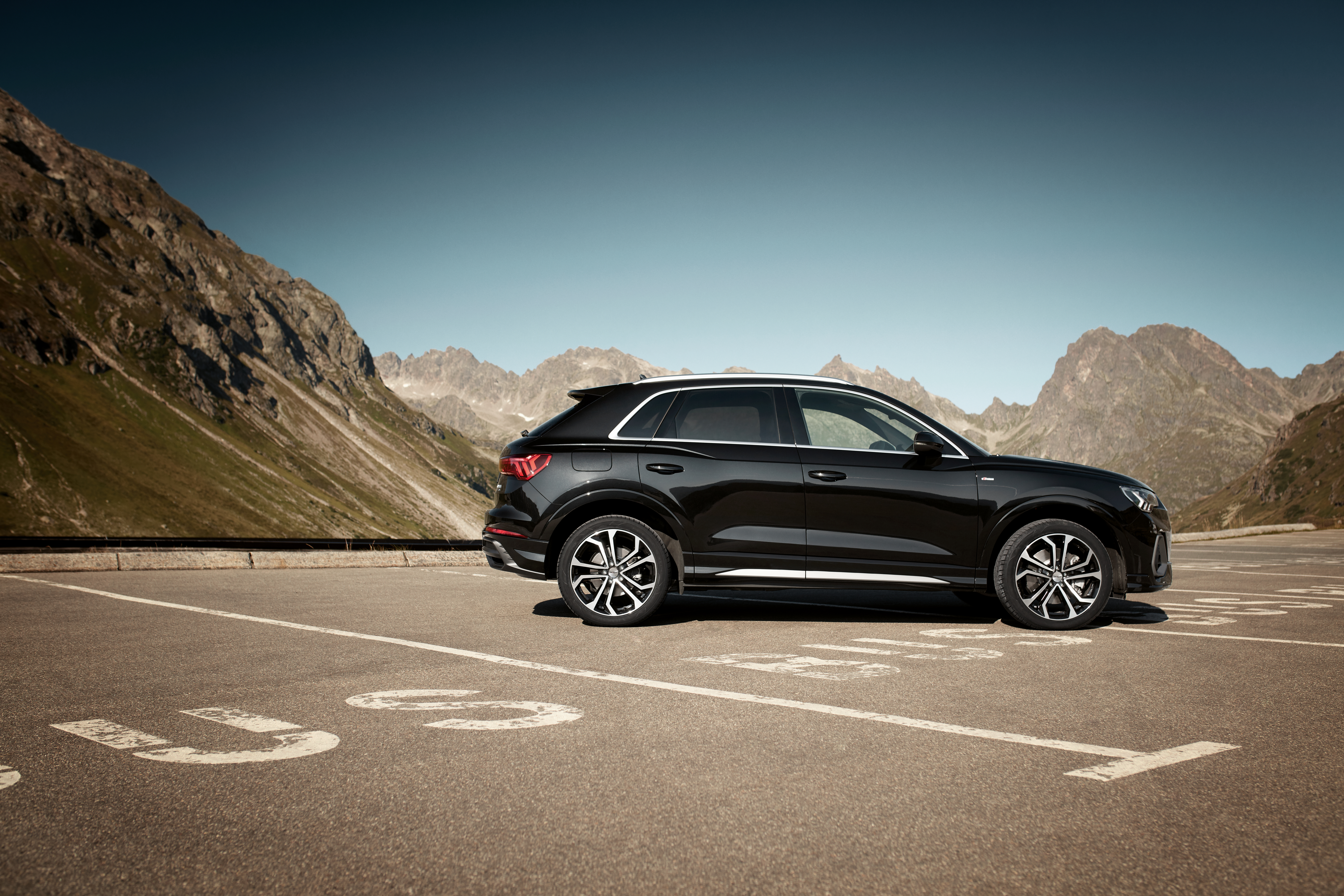 DEZENT TA Dark Audi Q3 Imagepic05