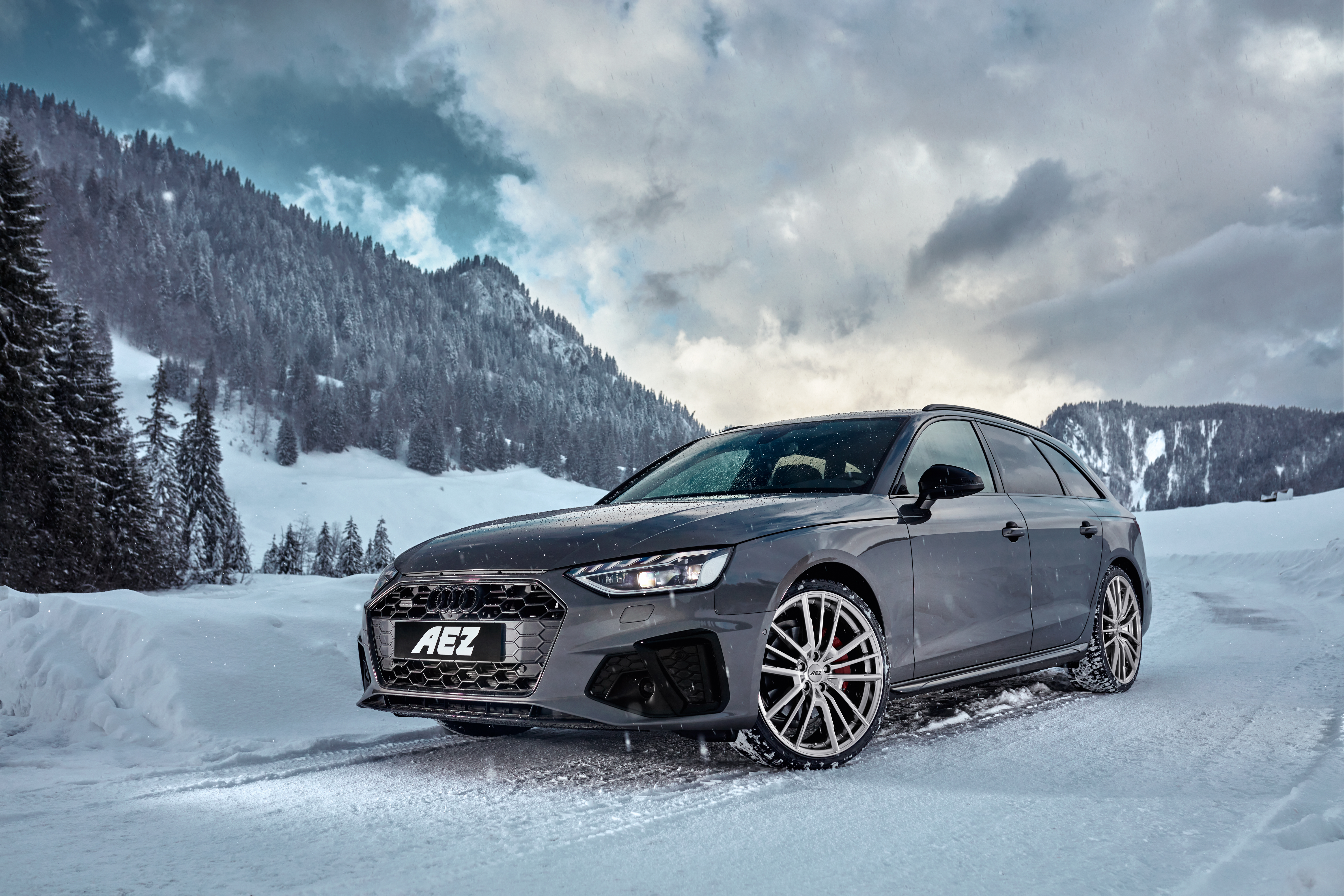 Audi A4 med AEZ Kaiman high gloss audifälgar för vinterbruk från OCL Brorssons fälgspecialisten