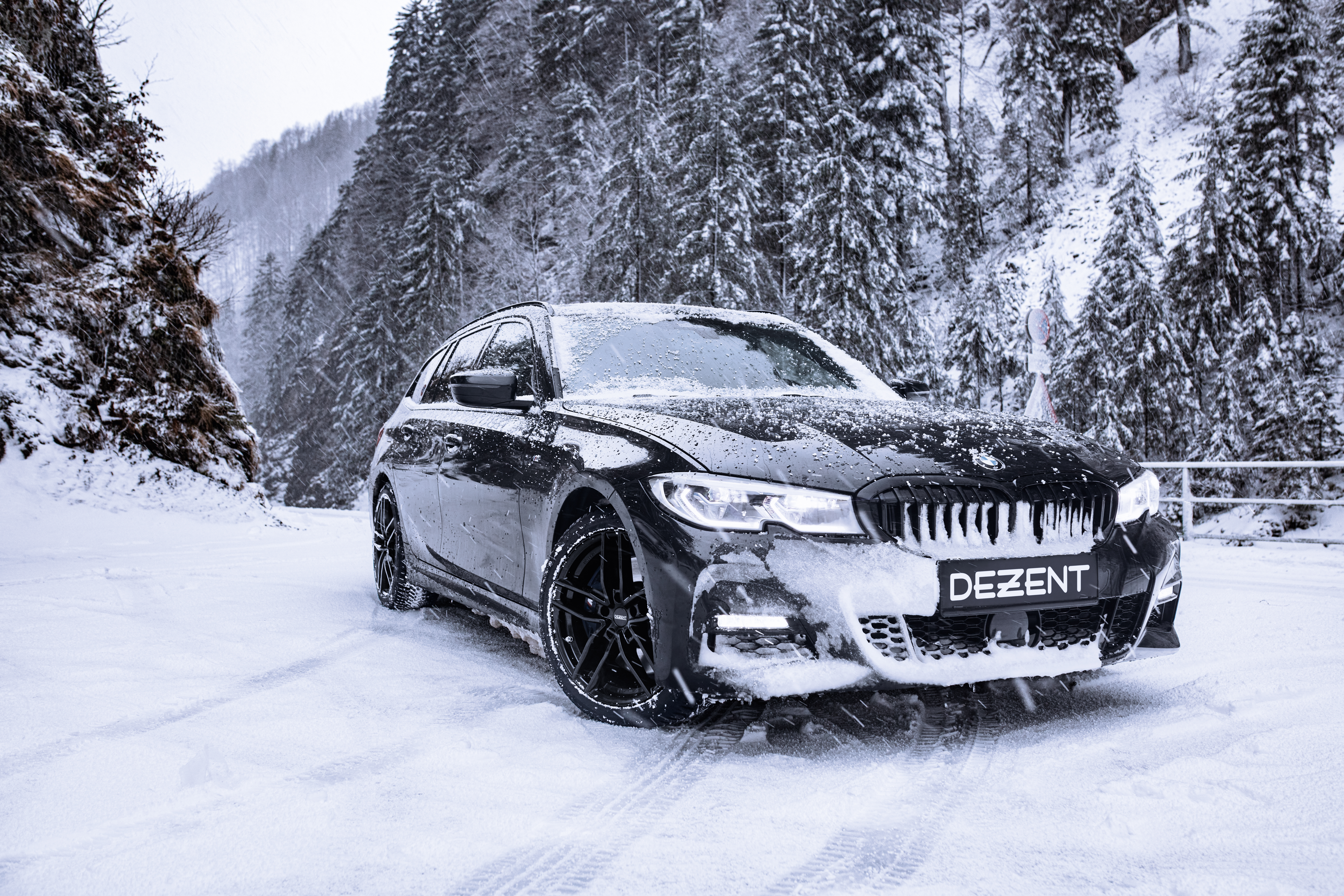 BMW 3-serie touring med DEZENT TR black, svarta  fälgar för vinterbruk från OCL Brorssons fälgspecialisten