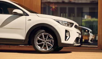 DEZENT KT dark Kia Stonic side