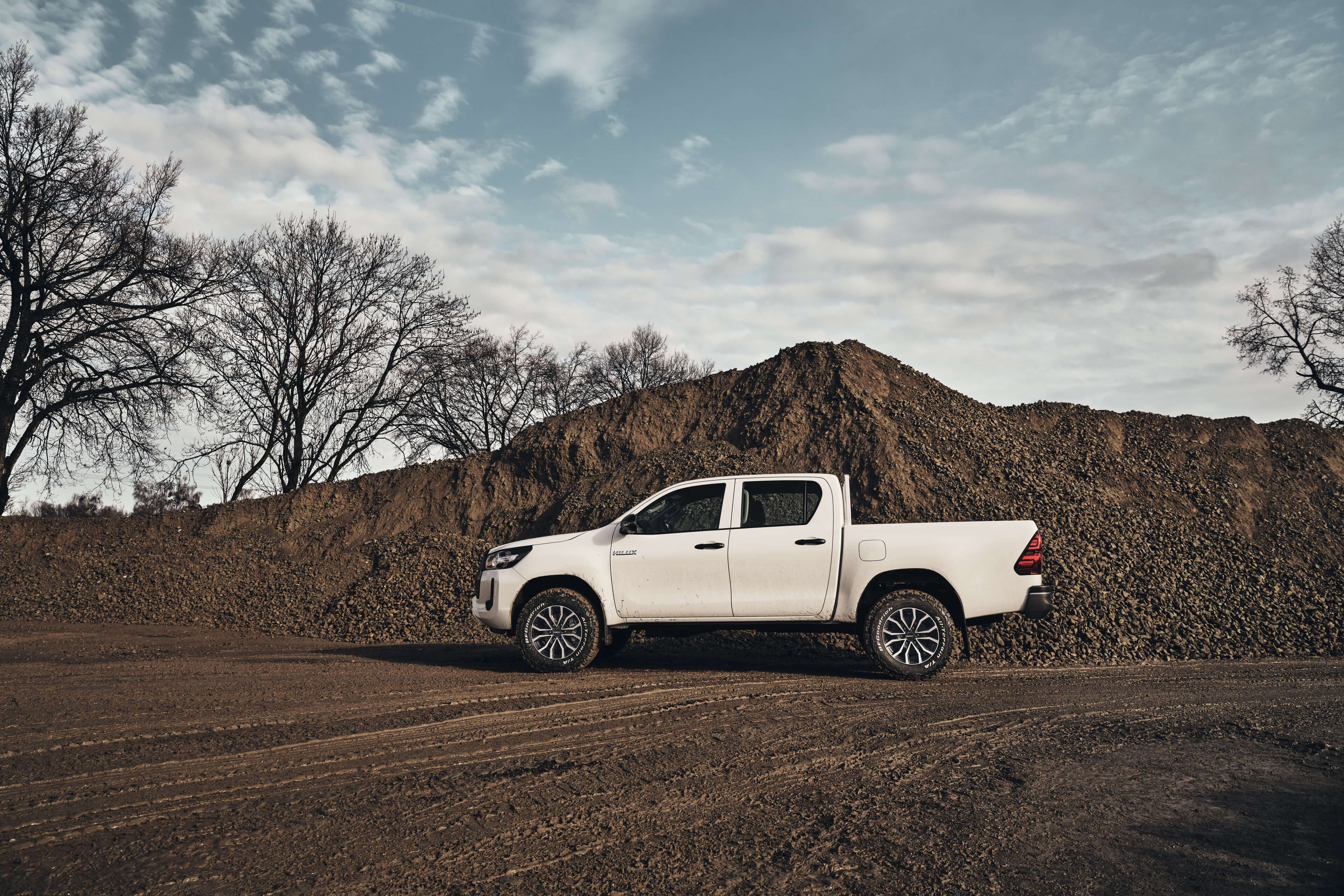 DEZENT KC dark Toyota Hilux Seite