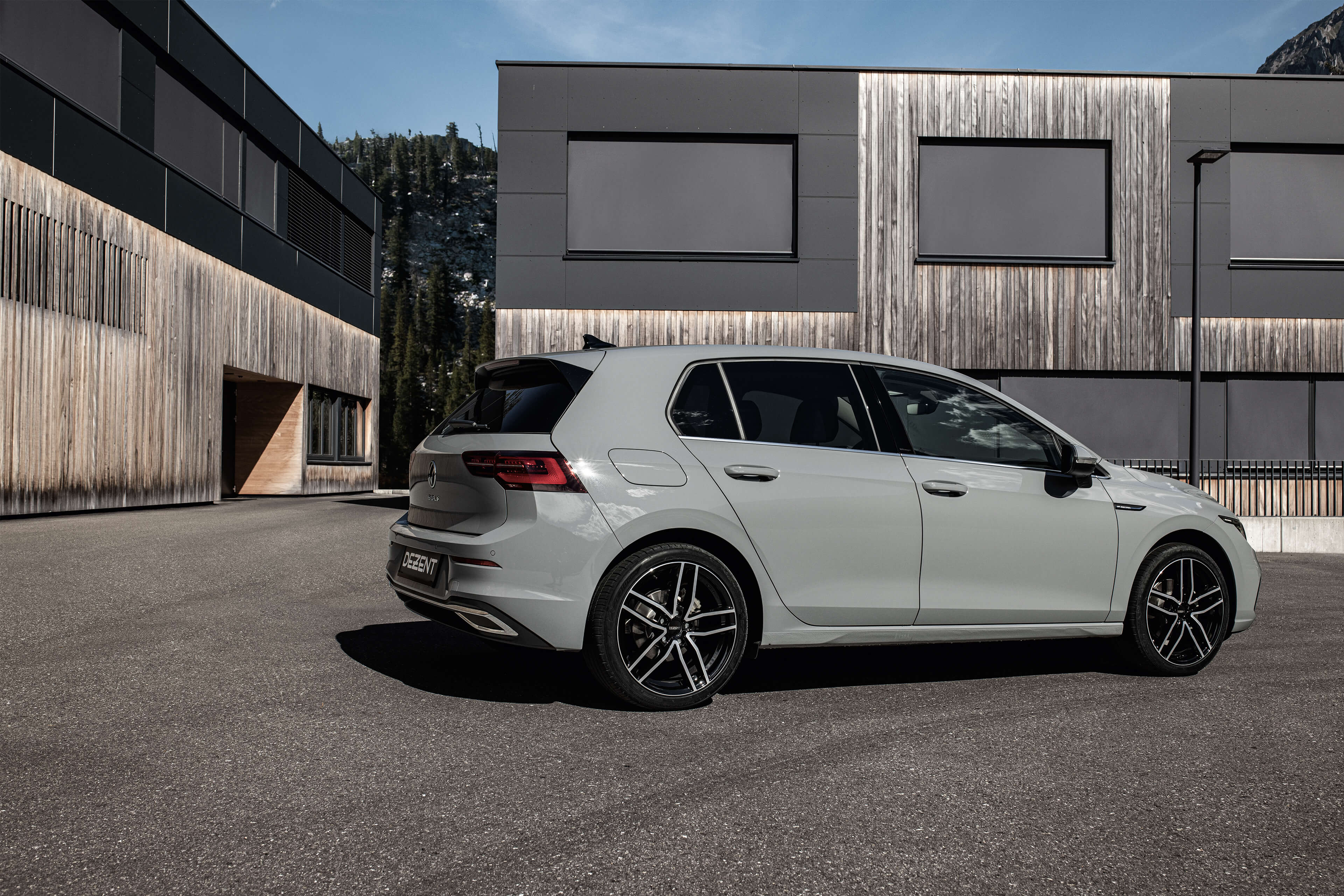 DEZENT TR dark Golf8 rear