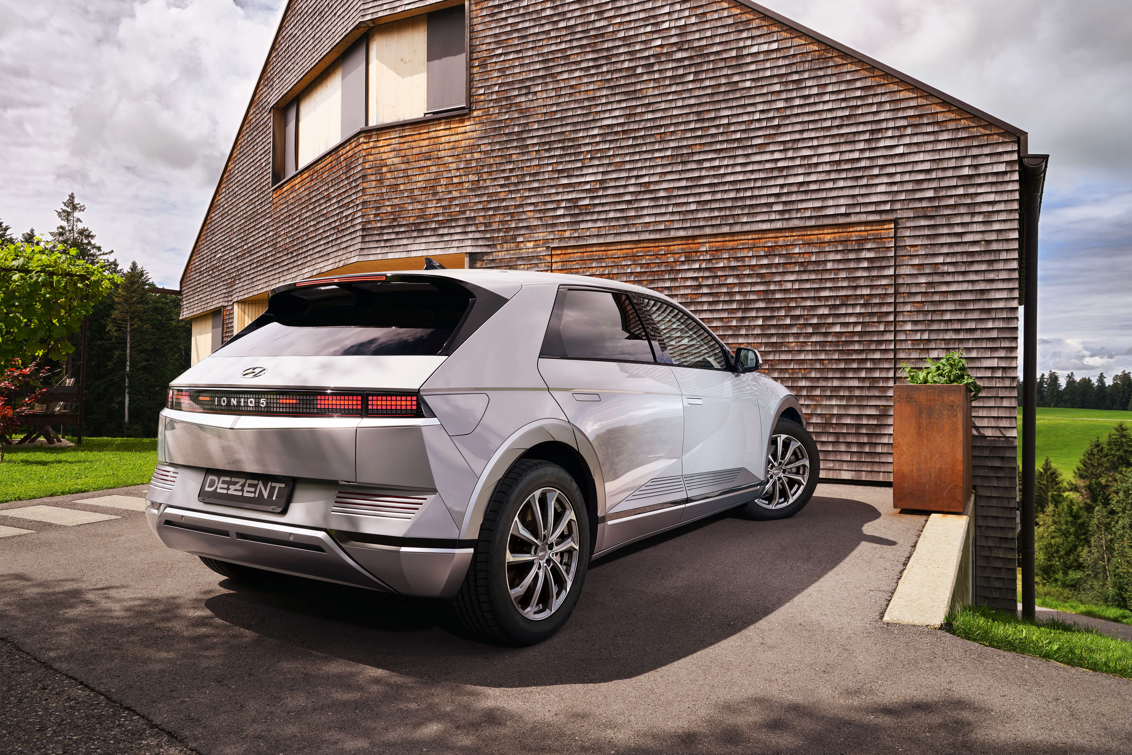 DEZENT KS dark Hyundai Ionic rear