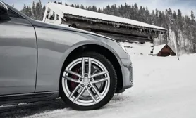 Audi A4 med DEZENT TR silver aluminiumfälgar för vintern från OCL Brorssons fälgspecialisten