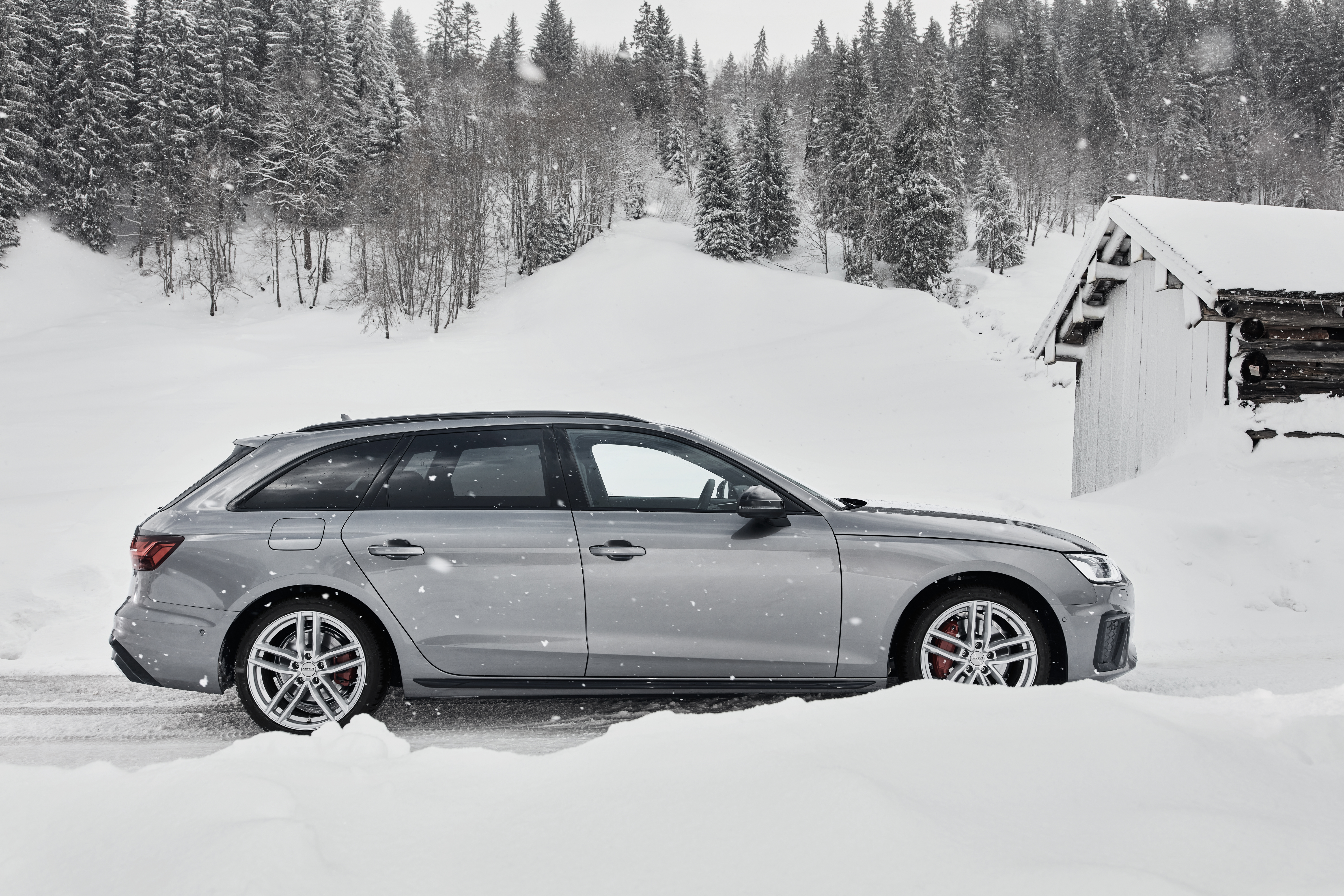 Audi A4 avant med DEZENT TR silver lättmetallfälgar för vintern från OCL Brorssons fälgspecialisten