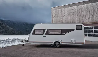 DEZENT TV-Trailer dark Caravan Seite