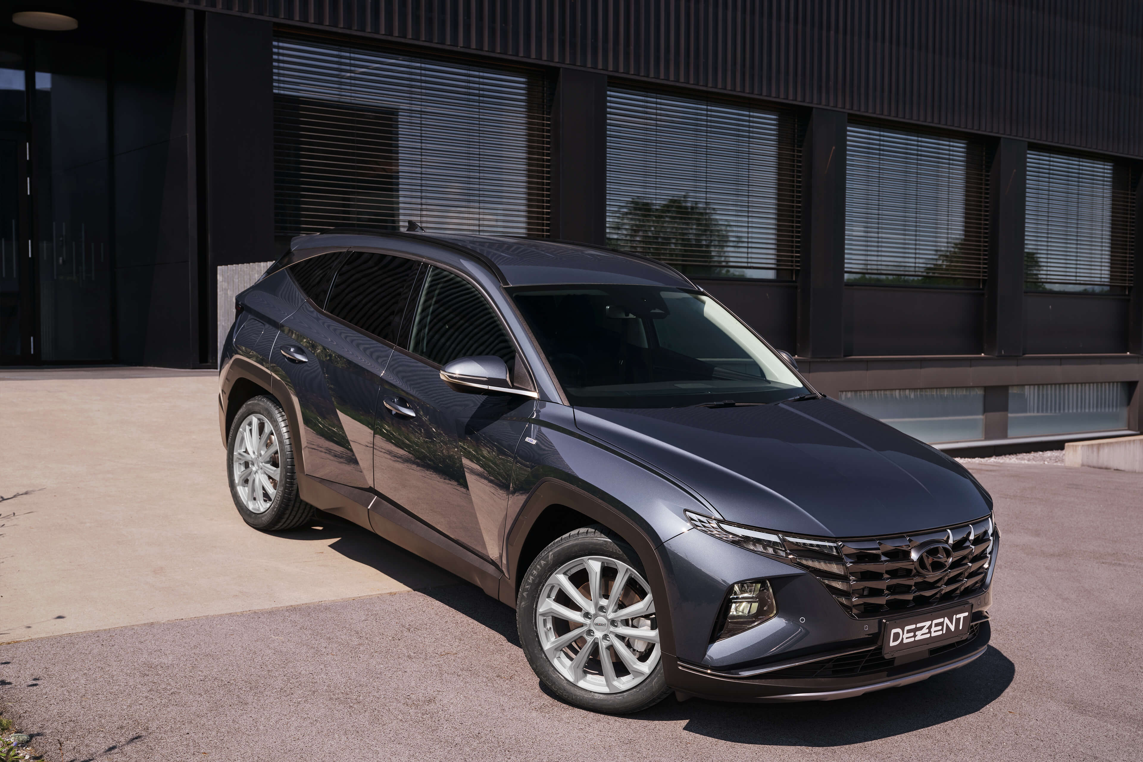 DEZENT KS silver Hyundai Tucson Front