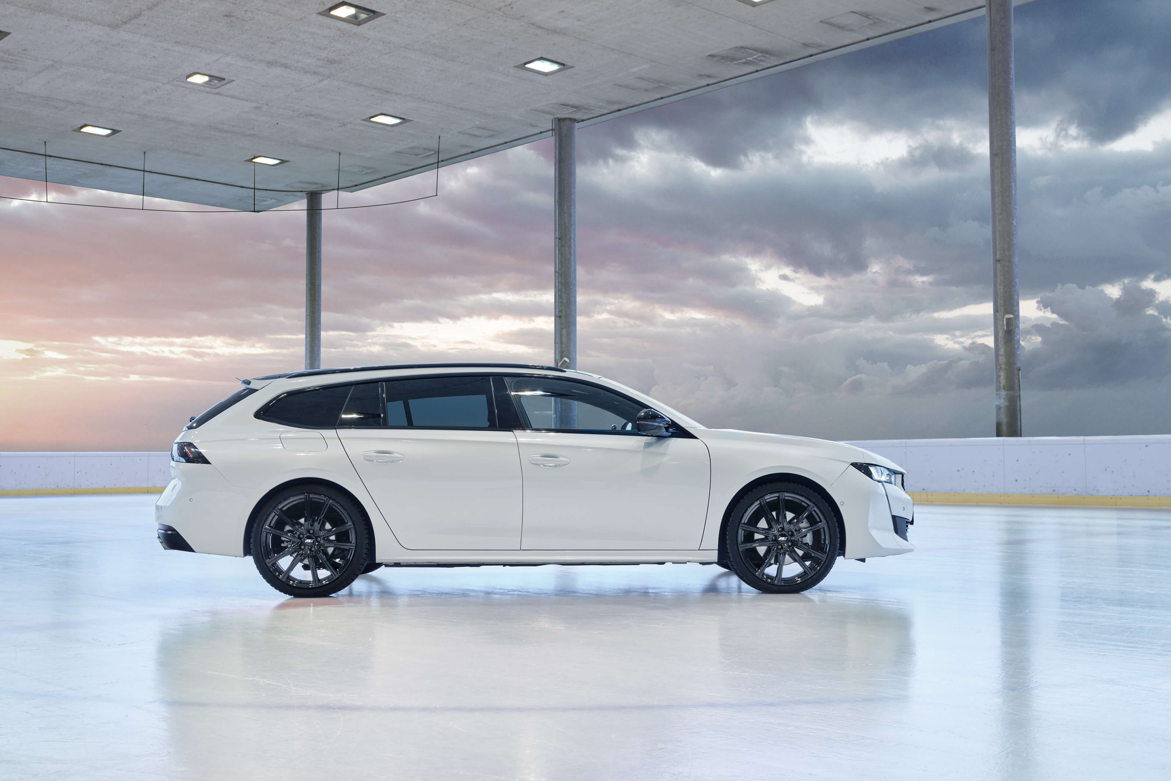 AEZ Montreal black Peugeot 508 SW side