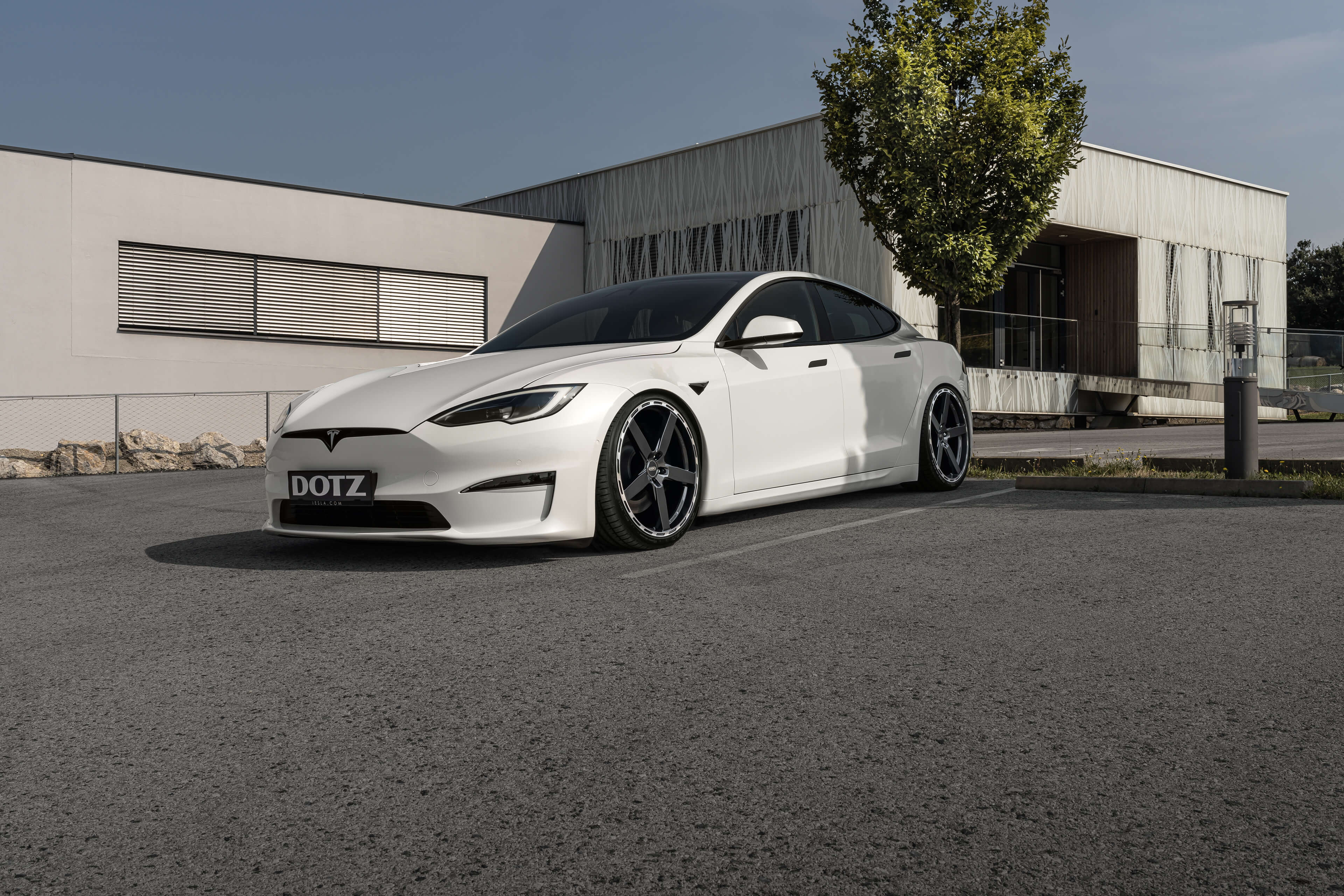 DOTZ MarinaBay dark Tesla Model S Plaid frontal